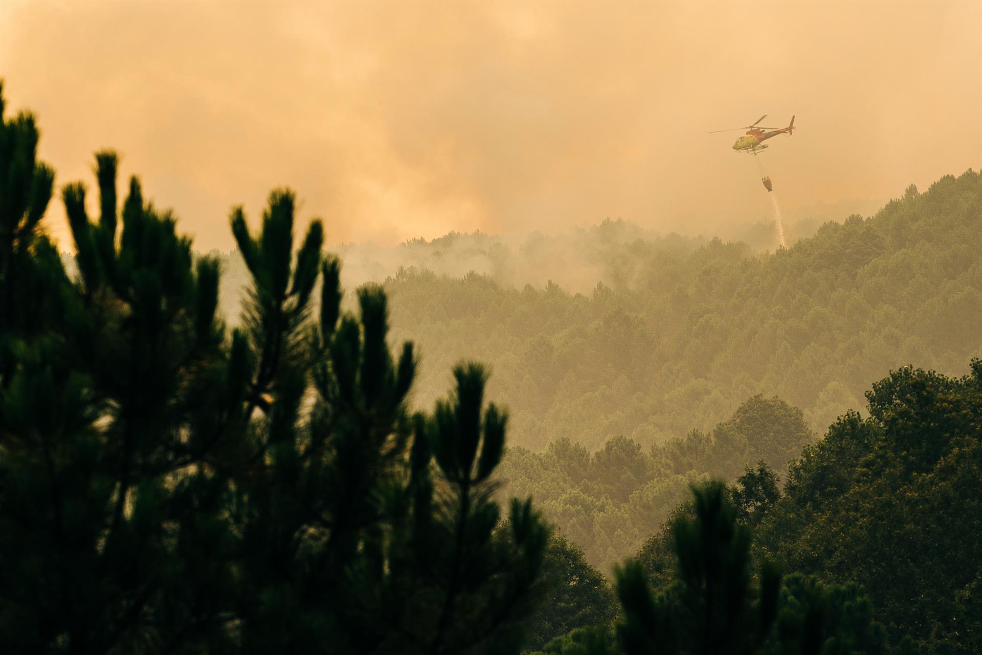 Medios aéreos trabajan este domingo para sofocar el fuego declarado el pasado viernes en Santa Cruz del Valle, en Ávila. EFE/ Raúl Sanchidrián