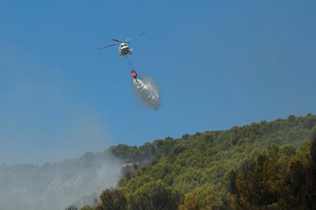 Un helicóptero trabaja en la extinción de un incendio en el entorno de Añón de Moncayo, cerca de la localidad de Borja (Zaragoza), este lunes. EFE/ Toni Galán
