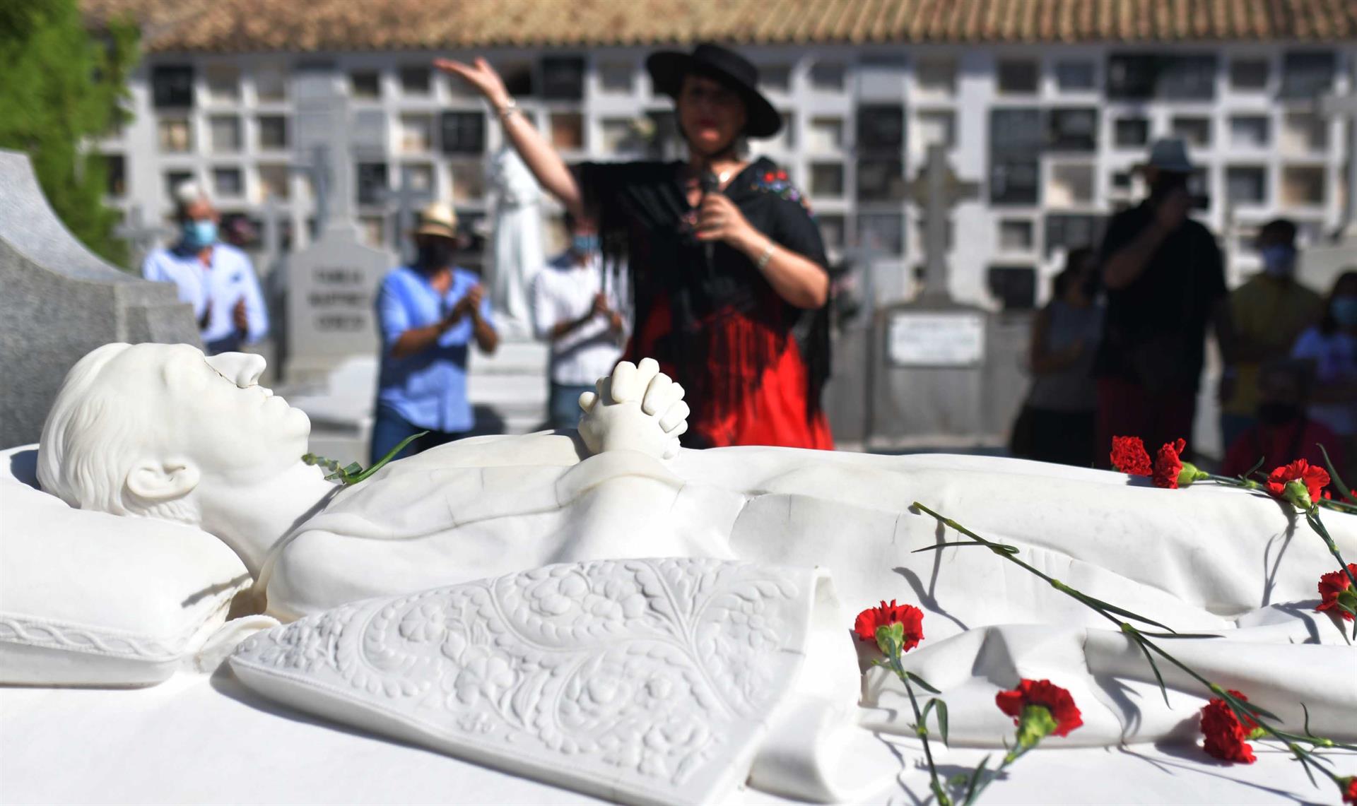 Tumba del diestro Manuel Rodríguez ""Manolete"", en el cementerio de la Salud de Córdoba. EFE/ Rafa Alcaide