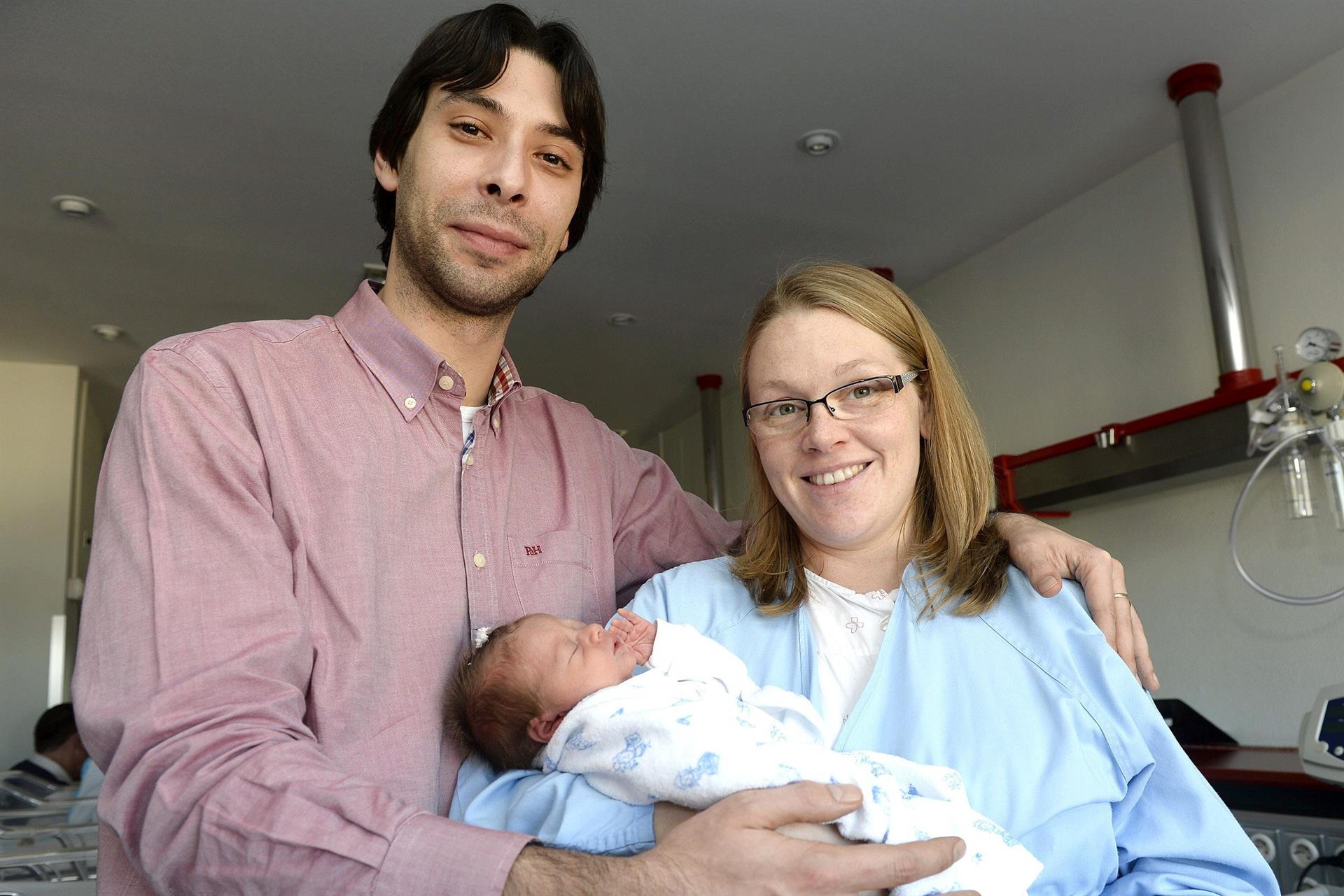 Imagen de archivo. Anna y Héctor, los padres de Cristina, el primer bebé nacido en 2015 en Castilla y León.EFE