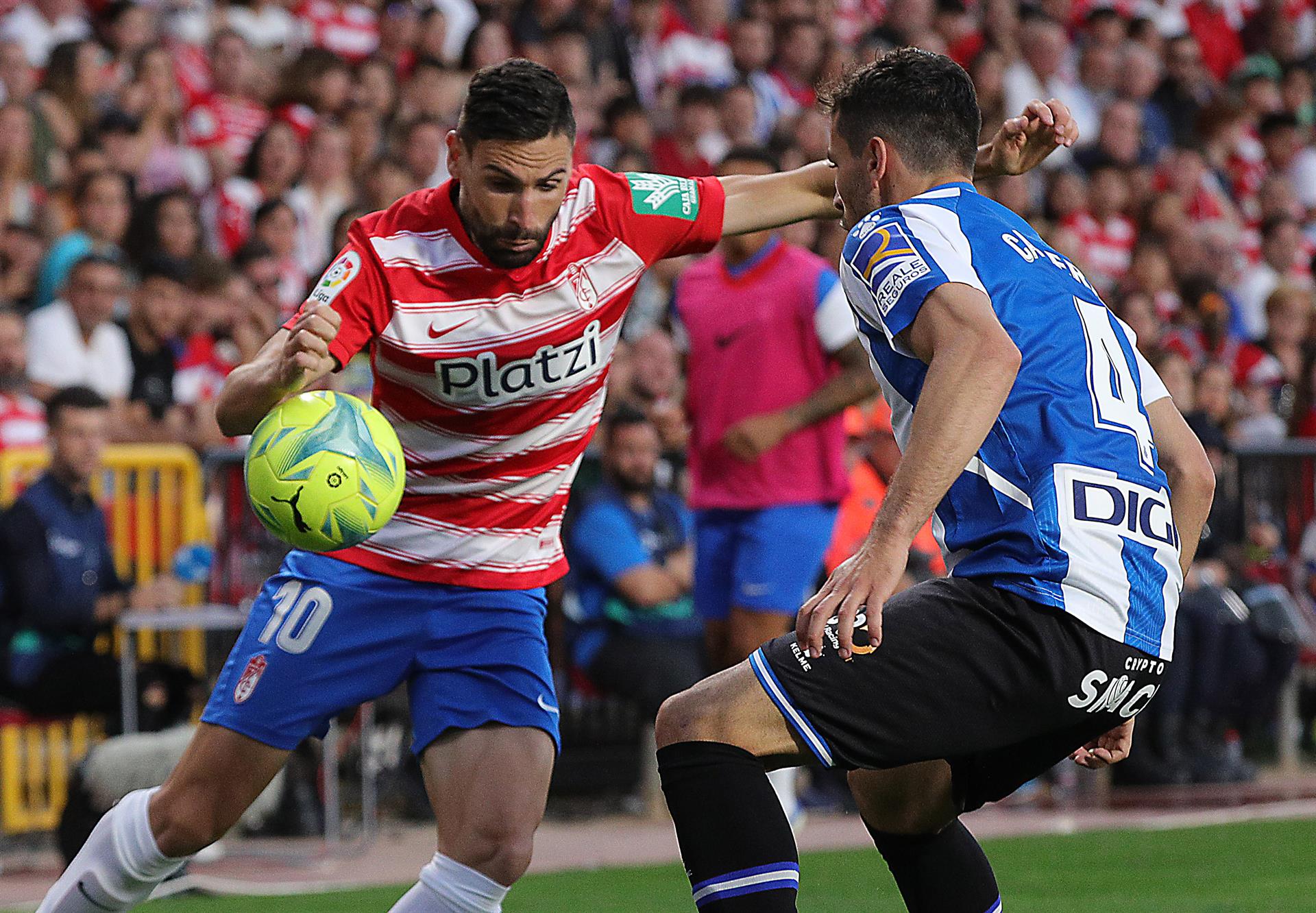 El centrocampista del Granada Antonio Puertas (i), en un partido de la pasada temporada. EFE/Pepe Torres/ARCHIVO