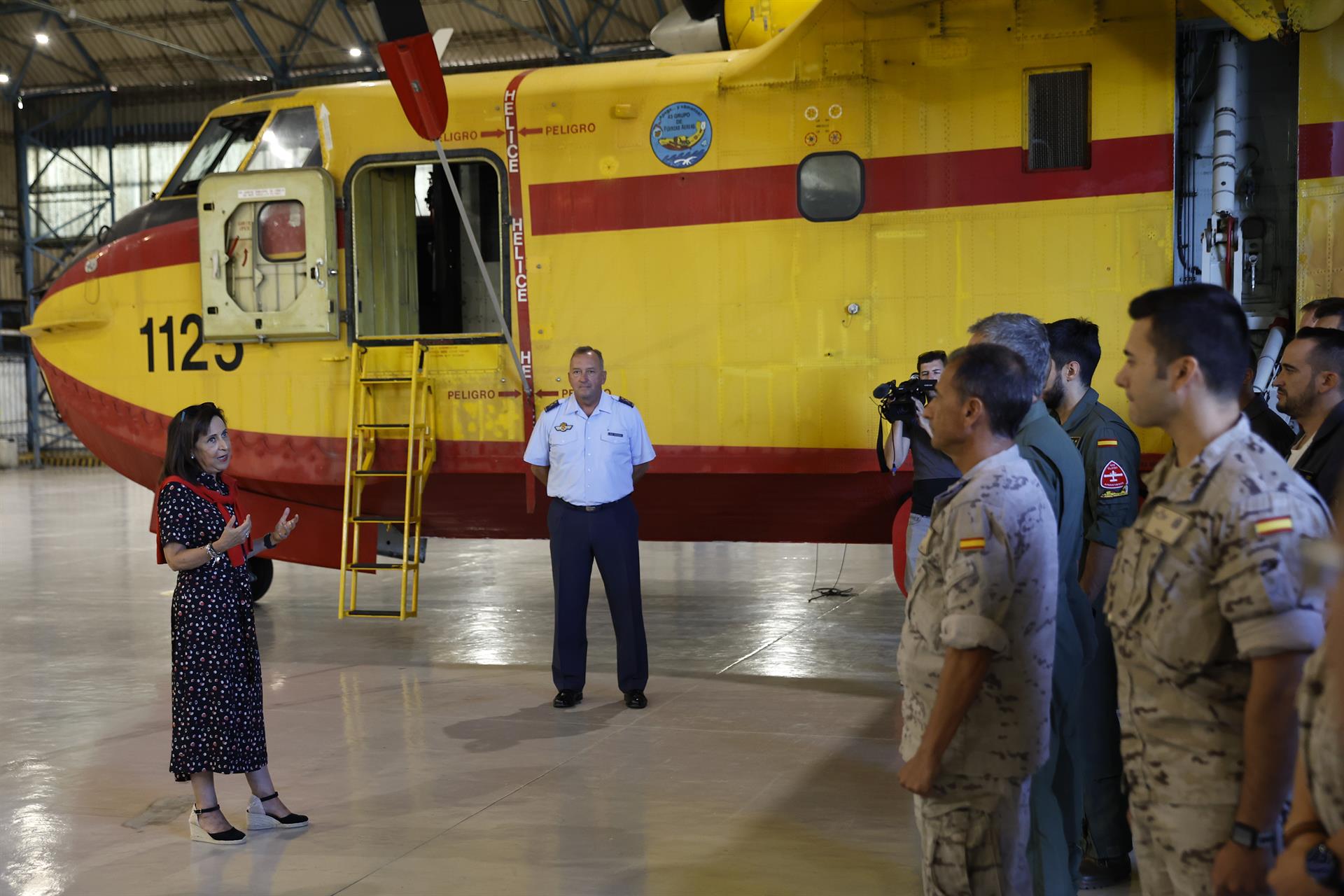 La ministra de Defensa, Margarita Robles, interviene este jueves en la Base Aérea de Torrejón de Ardoz donde ha visitado al Grupo 43 de Fuerzas Aéreas. EFE/Chema Moya