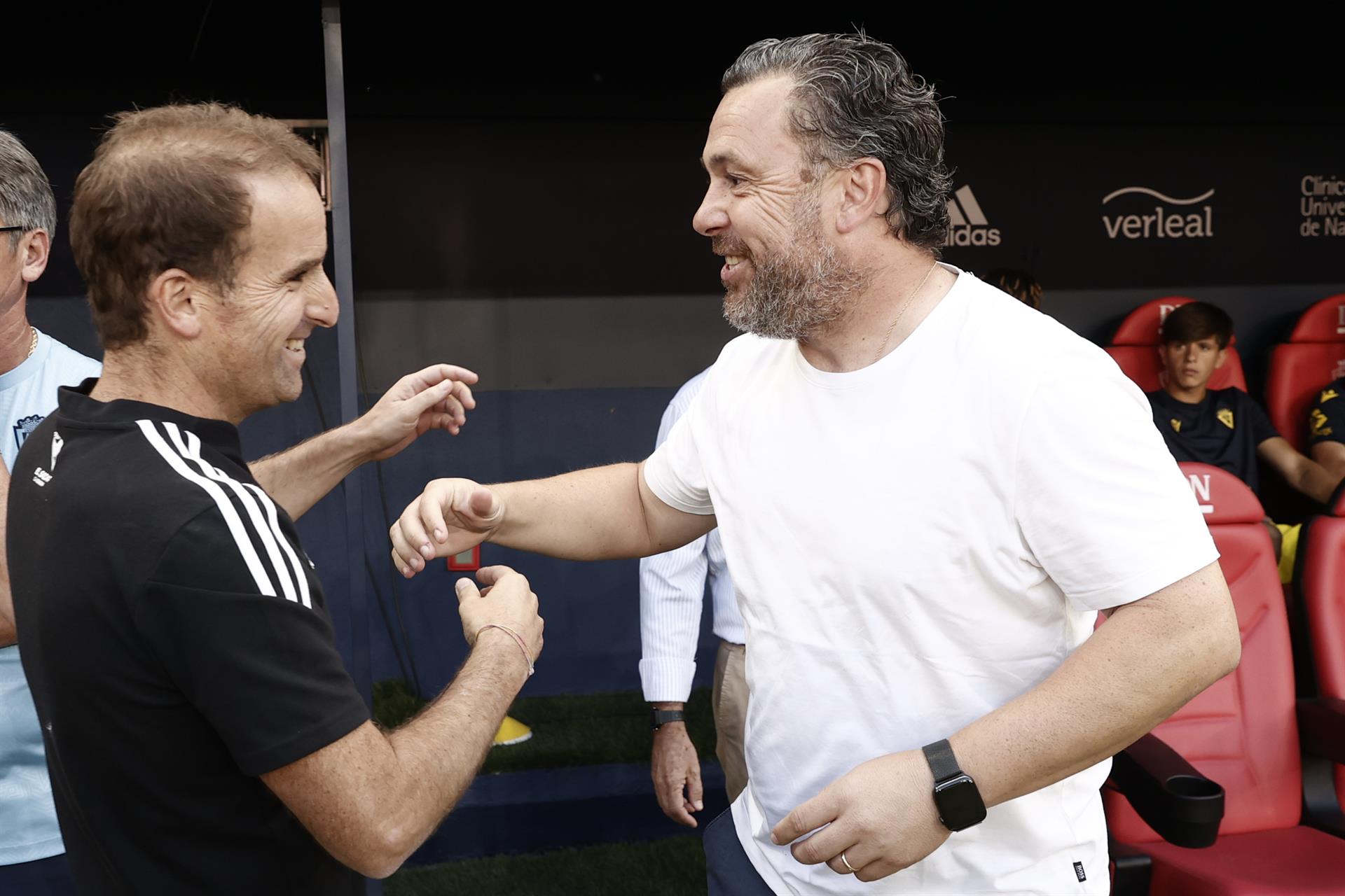 El entrenador del Cádiz, Sergio González, y el de Osasuna, Jagoba Arrasate, se saludan antes del partido jugado en El Sadar. EFE/Jesús Diges