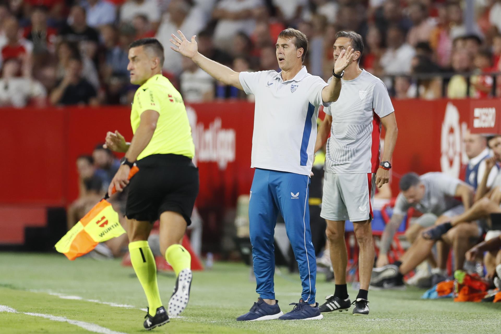 El entrenador del Sevilla, Julen Lopetegui (c), durante el partido frente al Valladolid. EFE/José Manuel Vidal