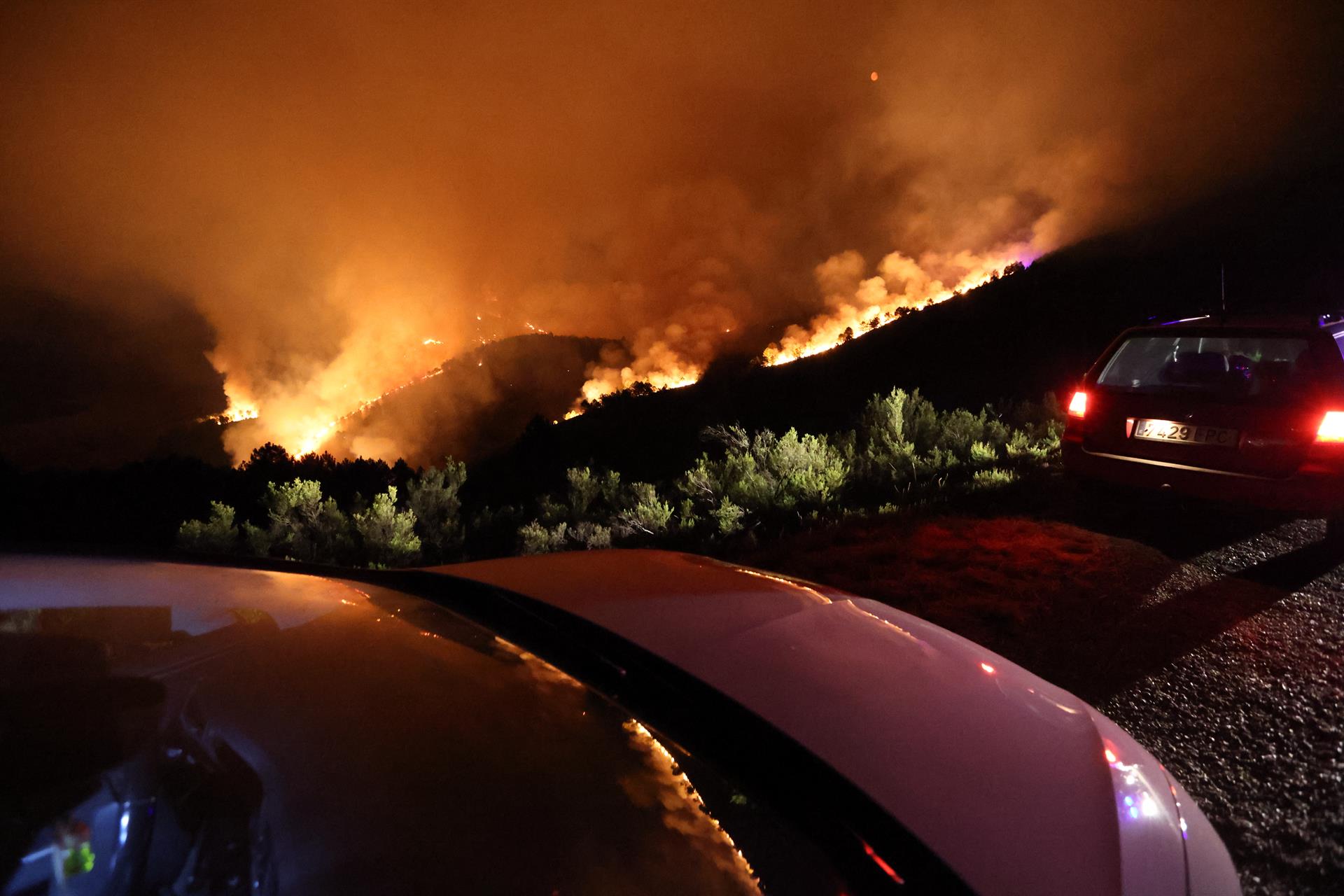 Vista del incendio de la localidad de Campobecerros, Ourense, en la madrugada de este lunes. EFE/ Sxenick
