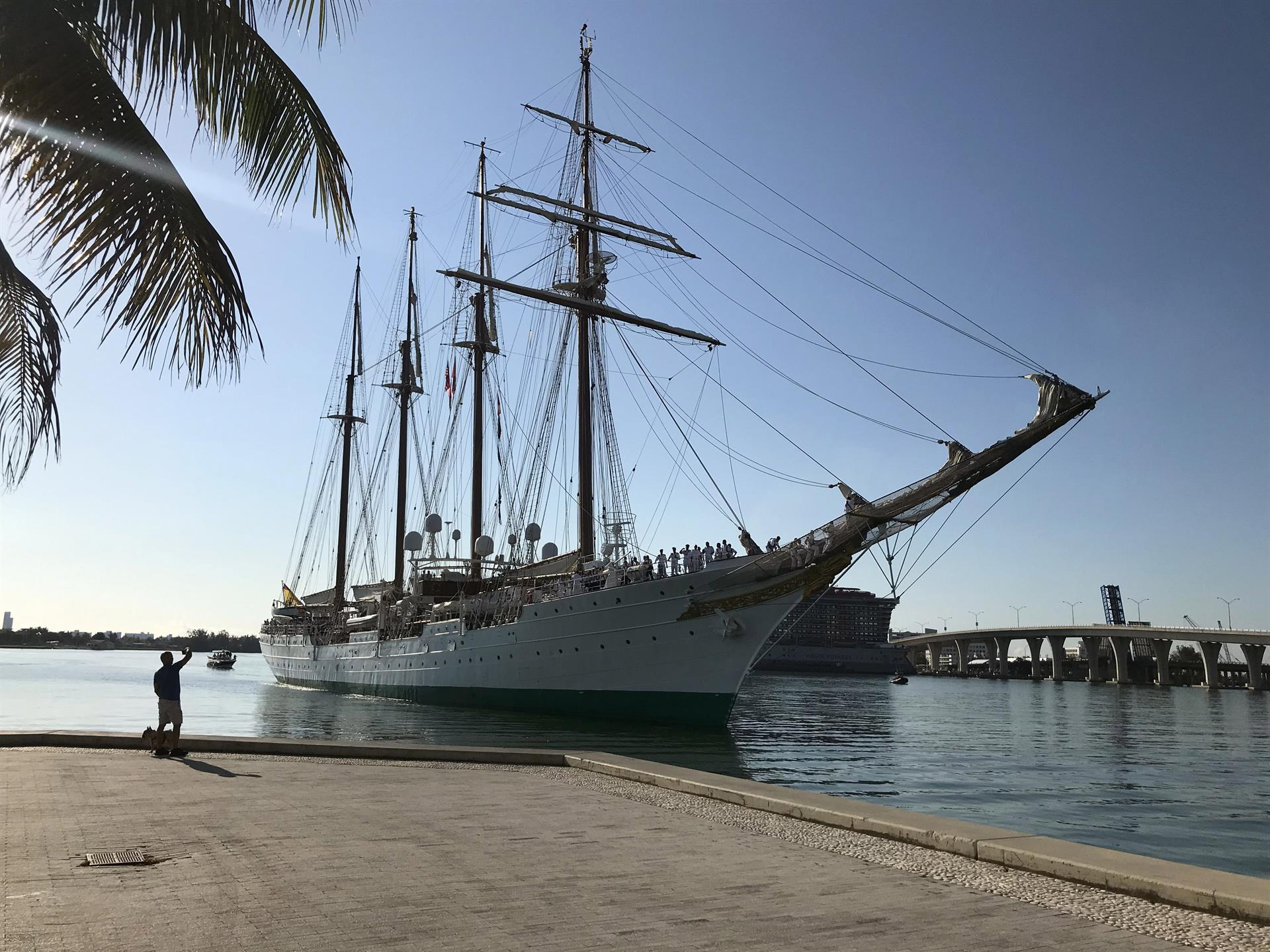 El buque-escuela de la Armada española ""Juan Sebastián de Elcano"" en una de las actividades de la conmemoración del V Centenario. EFE/Archivo