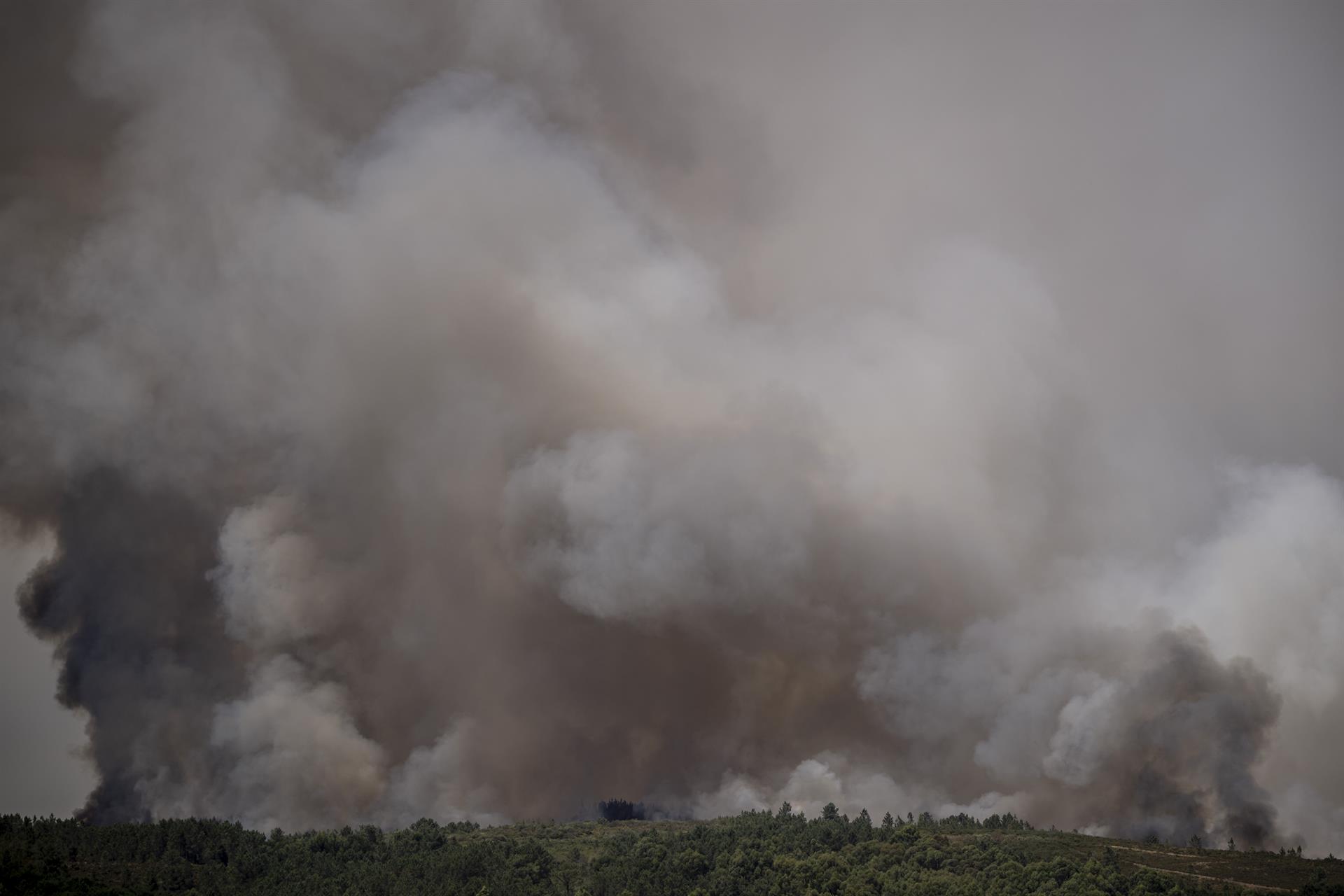 Vista de una gran columna de humo durante un incendio en la provincia de Ourense. EFE/ Brais Lorenzo
