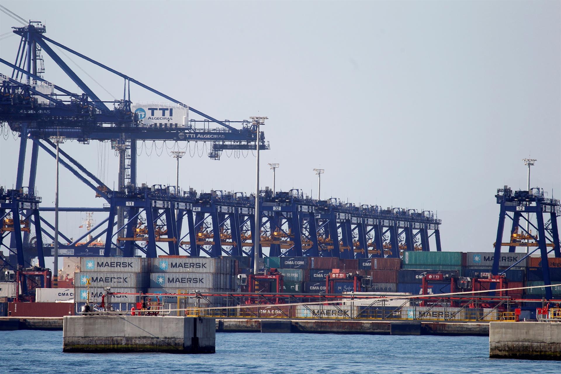 Actividad en el puerto de Algeciras (Cádiz).EFE/A.Carrasco Ragel