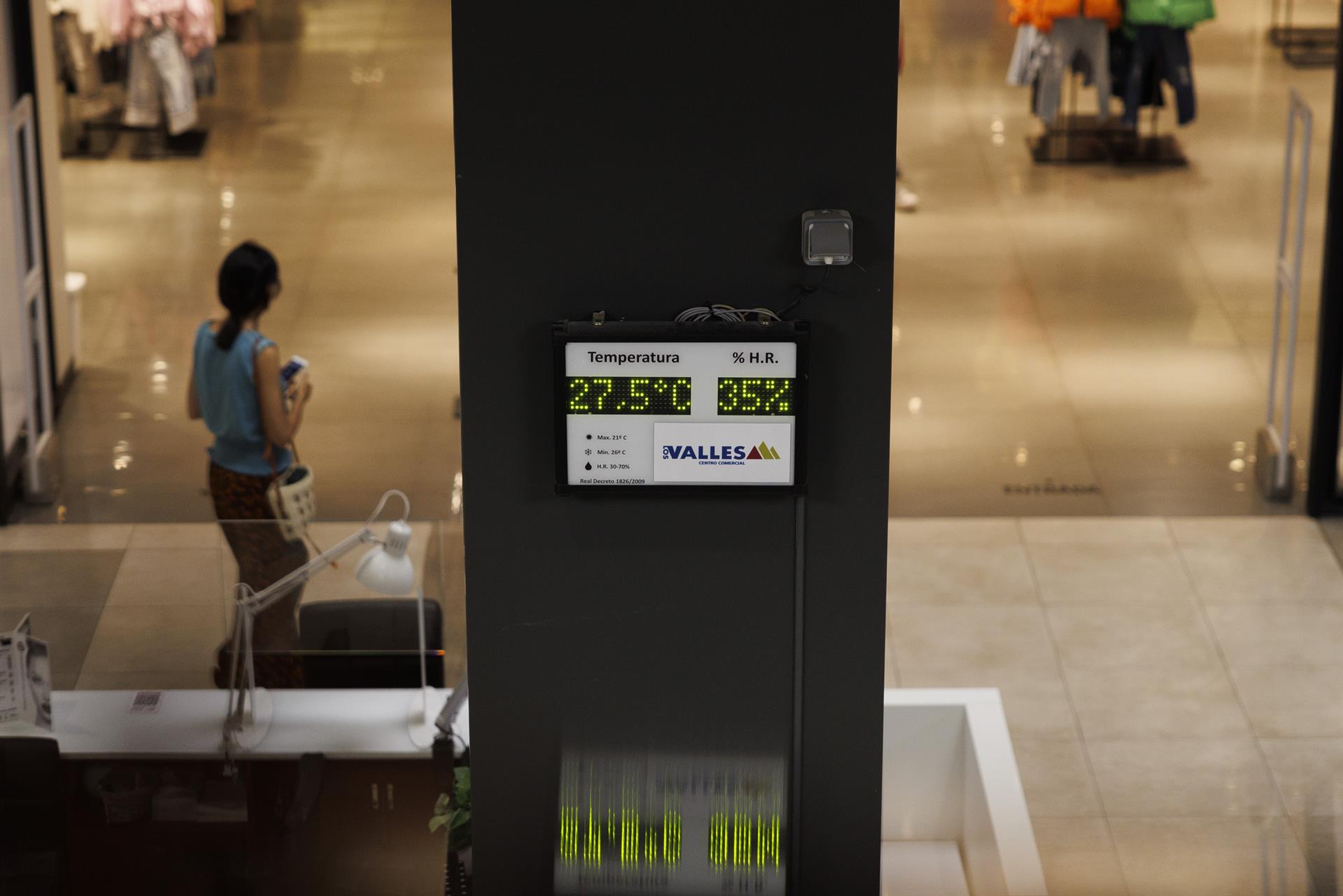 Un dispositivo muestra la temperatura y nivel de humedad relativa en un centro comercial en Collado Villalba, Madrid. EFE/Sergio Pérez

