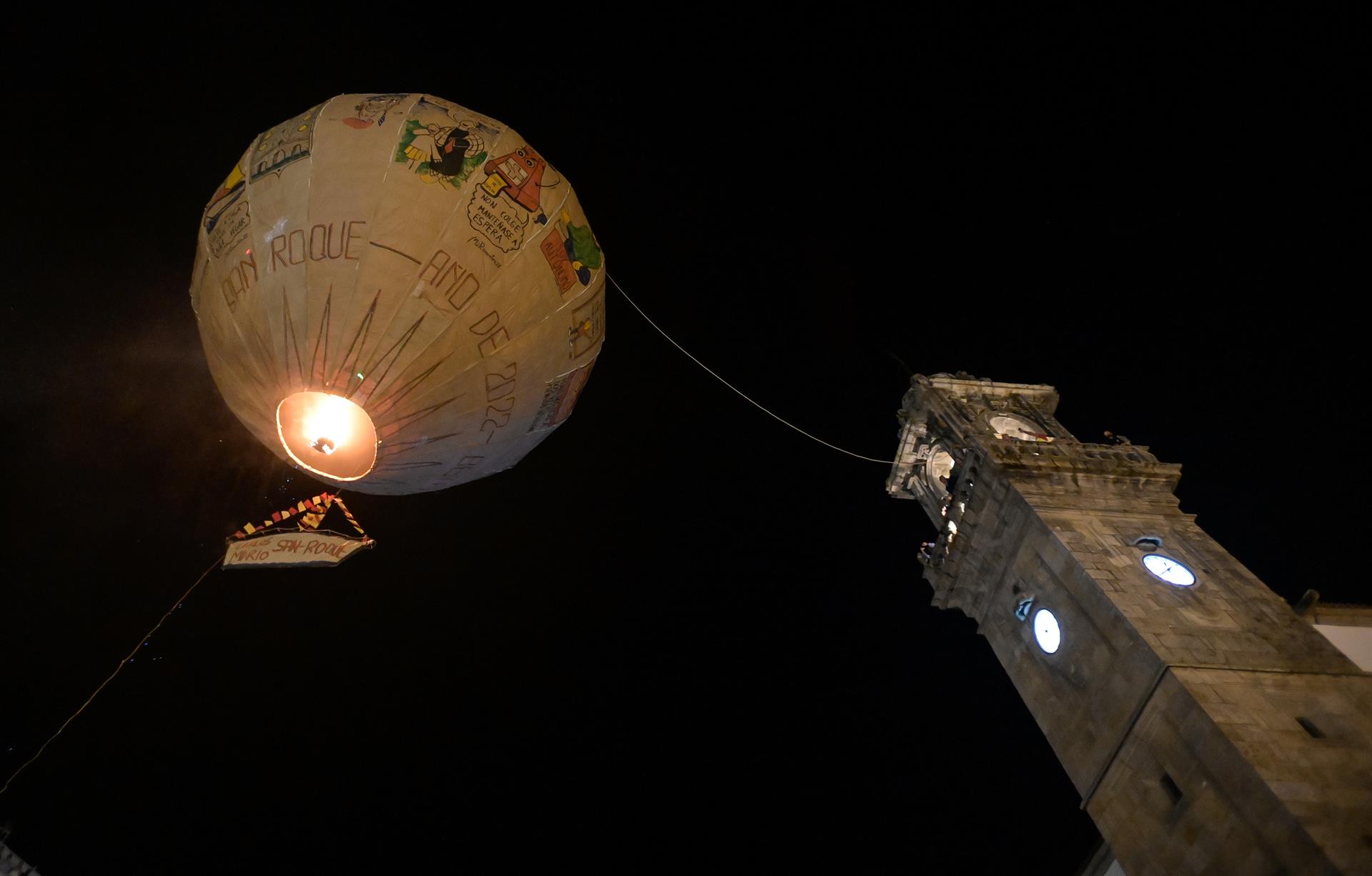 El globo de papel más grande del mundo ha vuelto a volar este viernes desde Betanzos (A Coruña). EFE/Moncho Fuentes

