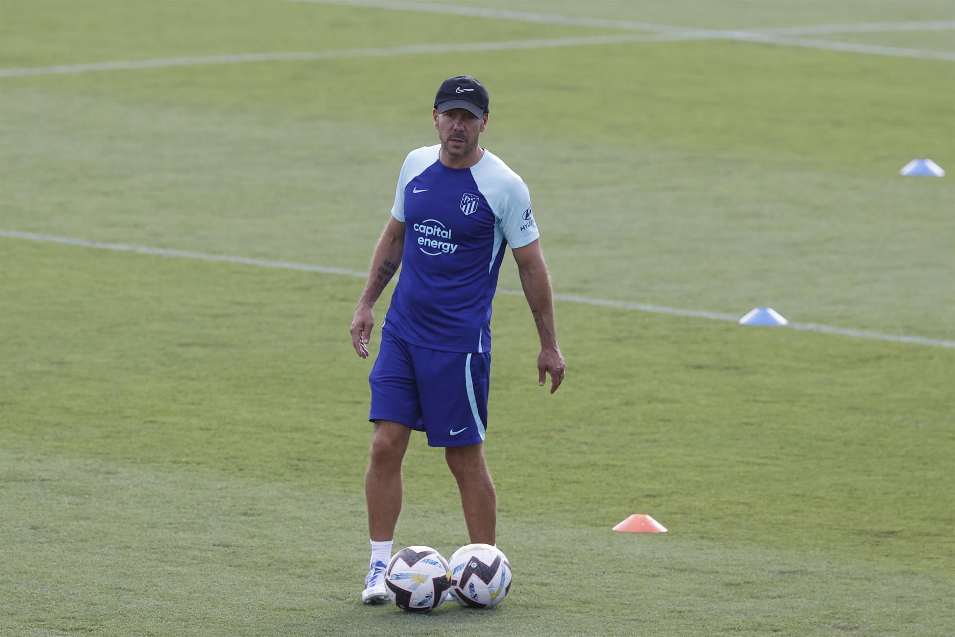Diego Pablo Simeone, durante el entrenamiento matutino en la Ciudad Deportiva de Majadahonda. EFE/Juan Carlos Hidalgo