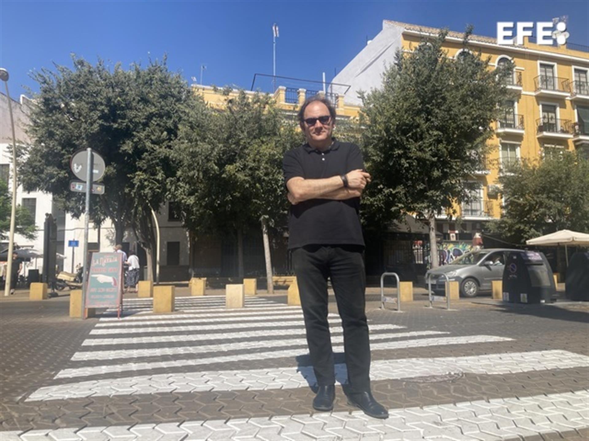 Columnista de varios diarios nacionales y editor Carlos Mármol, posa durante una entrevista para EFE en Sevilla.EFE/Alfredo Valenzuela