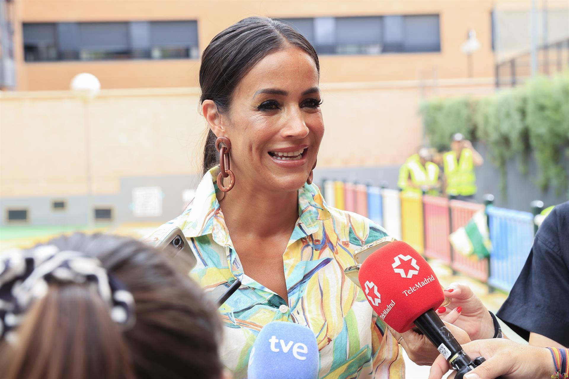La vicealcaldesa de Madrid, Begoña Villacís hace declaraciones a los medios durante su visita a la escuela Infantil El Barberillo este miércoles. EFE/ Zipi