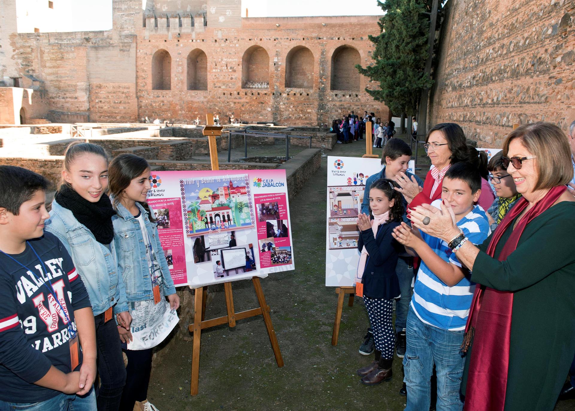 Imagen de archivo de un proyecto educativo desarrollado en la Alhambra para aprender a conocer, valorar y respetar el patrimonio histórico artístico más cercano. EFE/Archivo