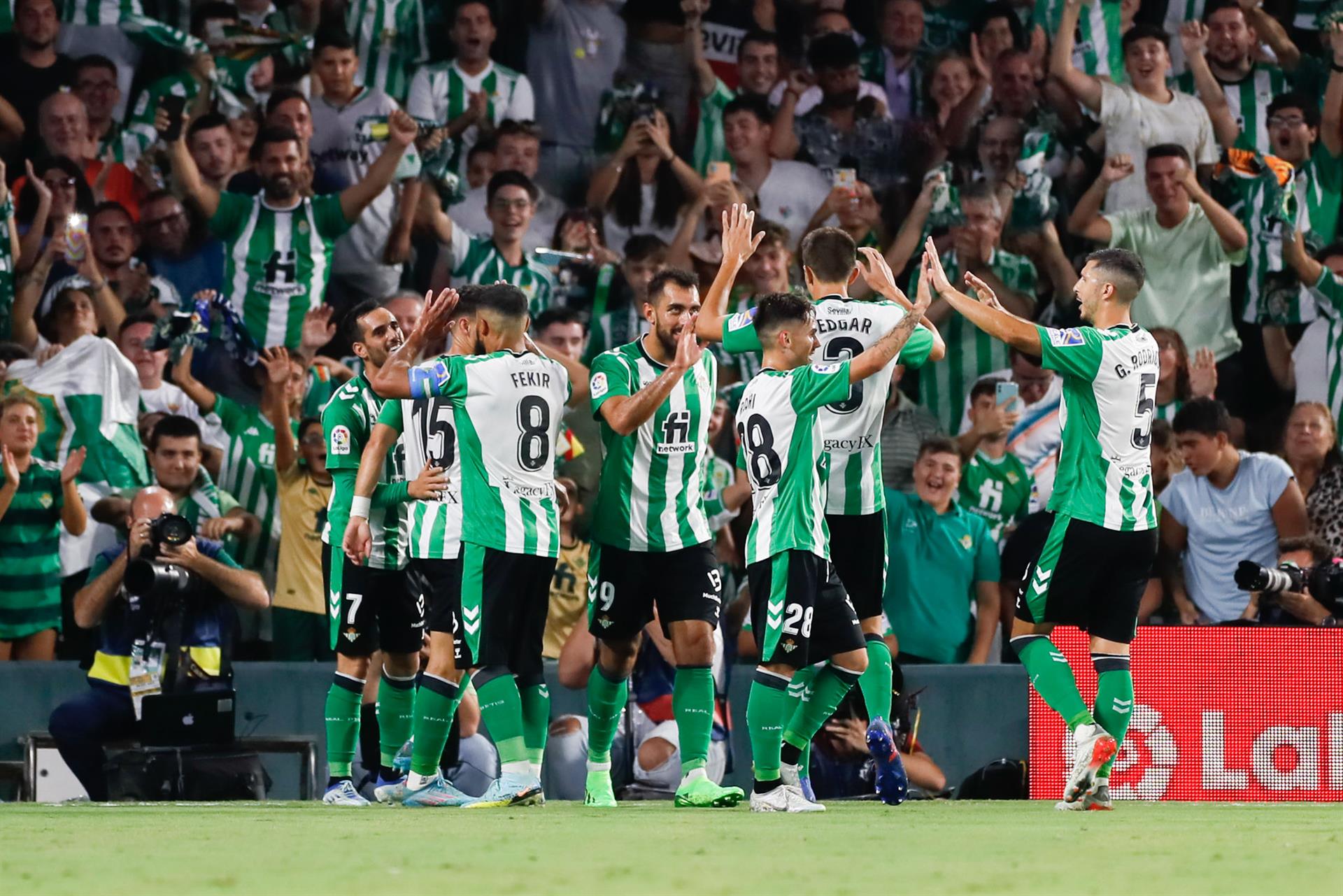 Los jugadores del Betis celebran el segundo gol de Juanmi Jiménez, tercero del equipo ante el Elche, durante el partido disputado en el estadio Benito Villamarín. EFE/José Manuel Vida