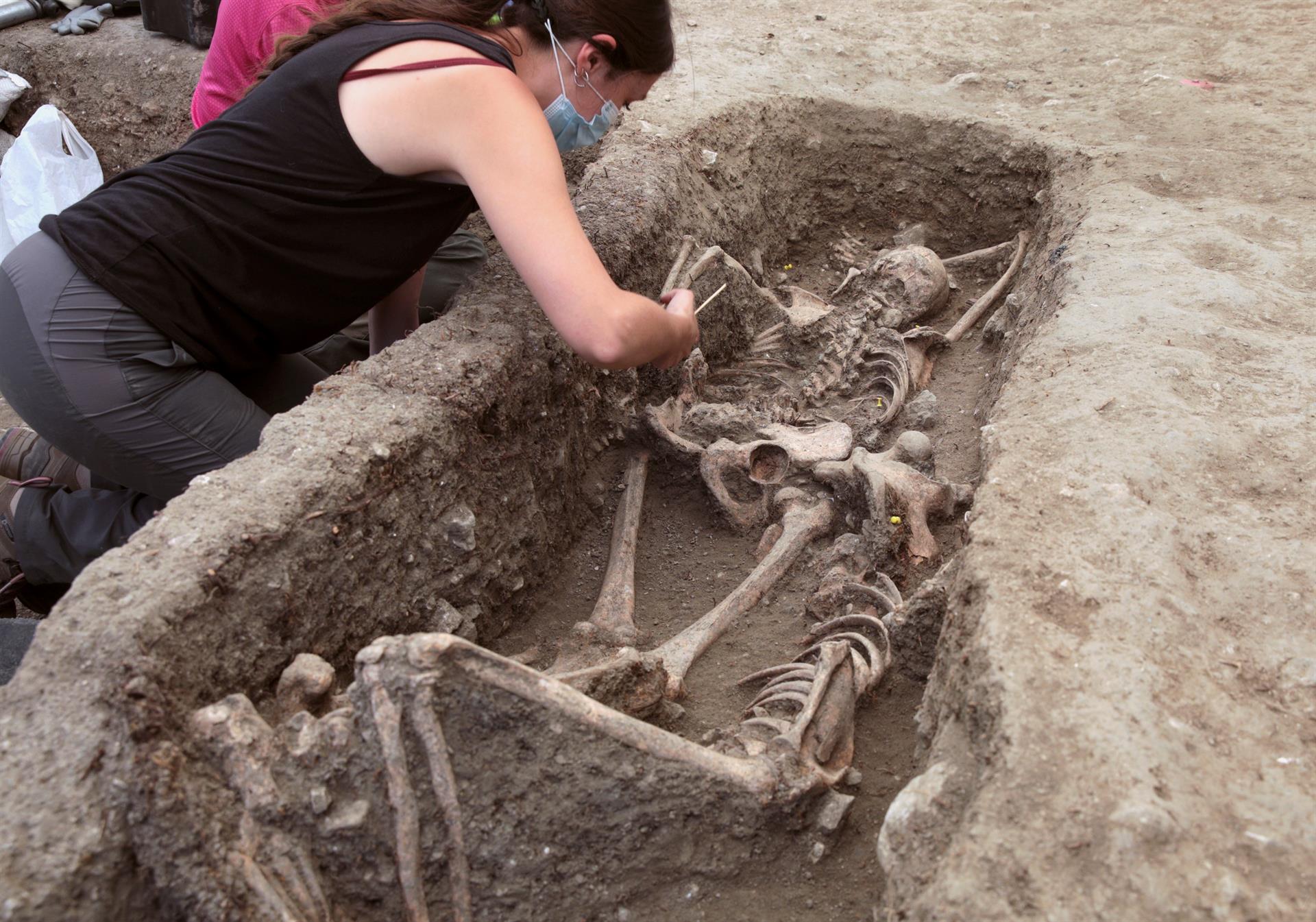 Trabajos de exhumación en el barranco de Viznar, en Granada. EFE/Archivo