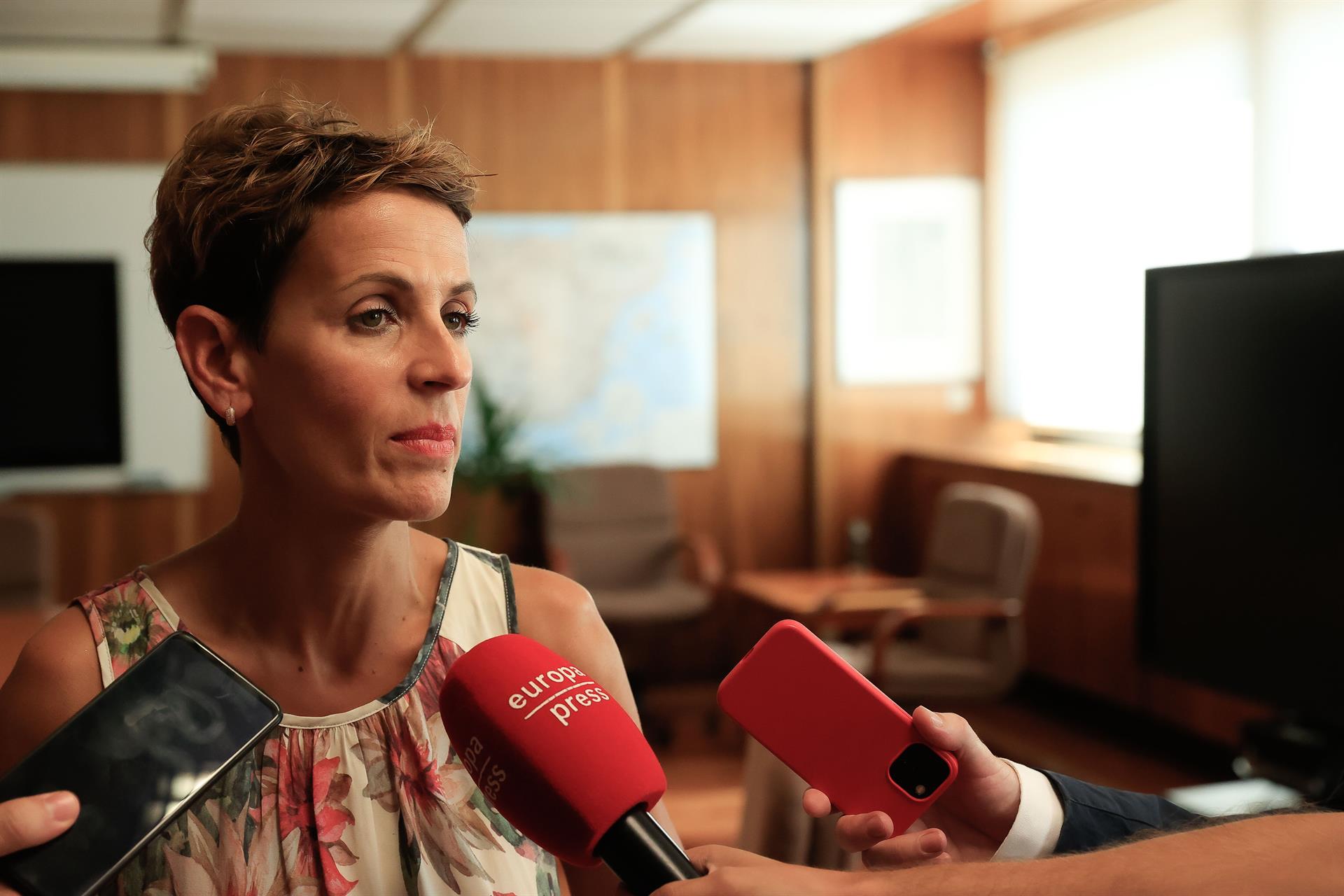 La presidenta del gobierno de Navarra, María Chivite, ofrece declaraciones a los medios después de reunirse con la secretaria de Estado de Energía, Sara Aagesen, en la sede de la Secretaría de Estado de Energía en el paseo de la Castellana en Madrid, este martes. EFE/ Zipi Aragón
