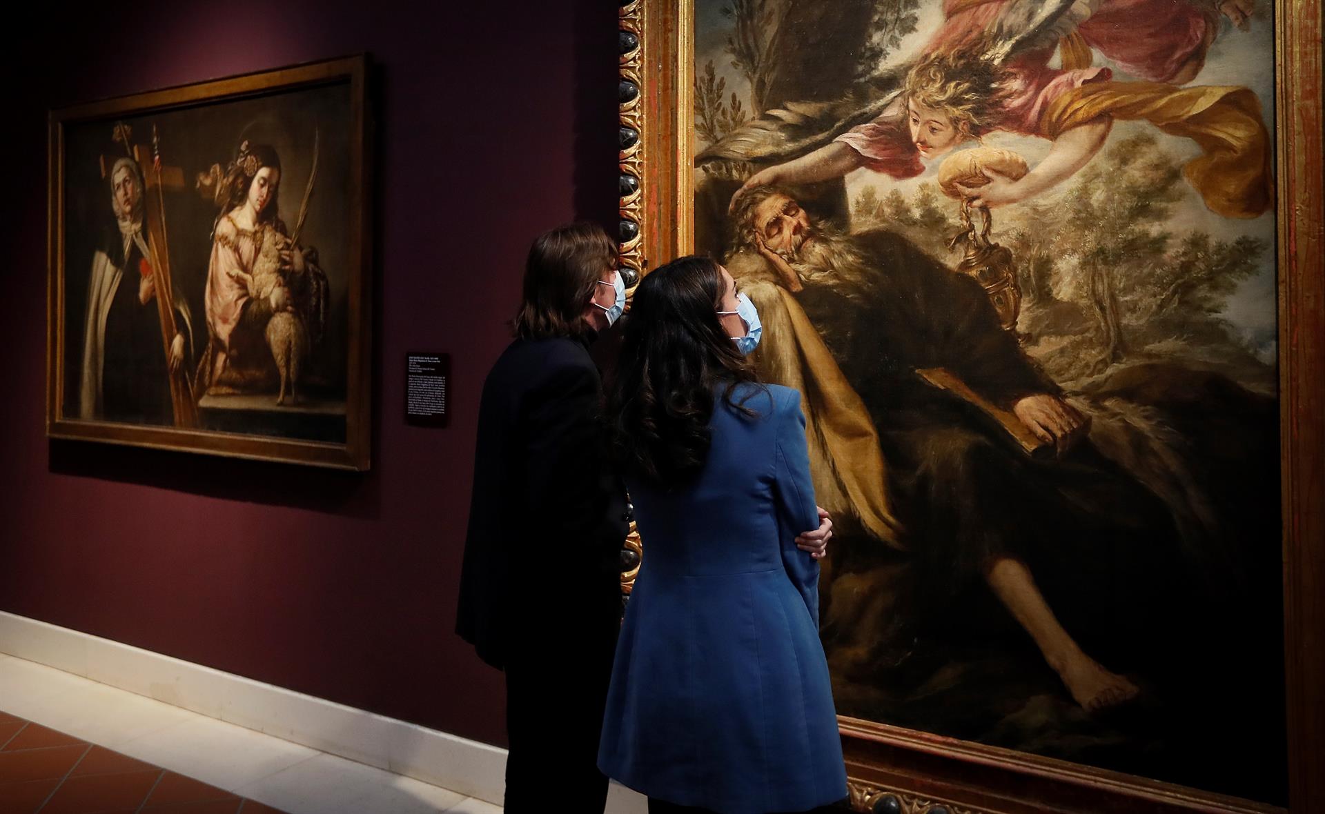 Varias personas observan uno de los cuadros que forman parte de la exposición ""Valdés Leal (1622-1690)". EFE/Archivo