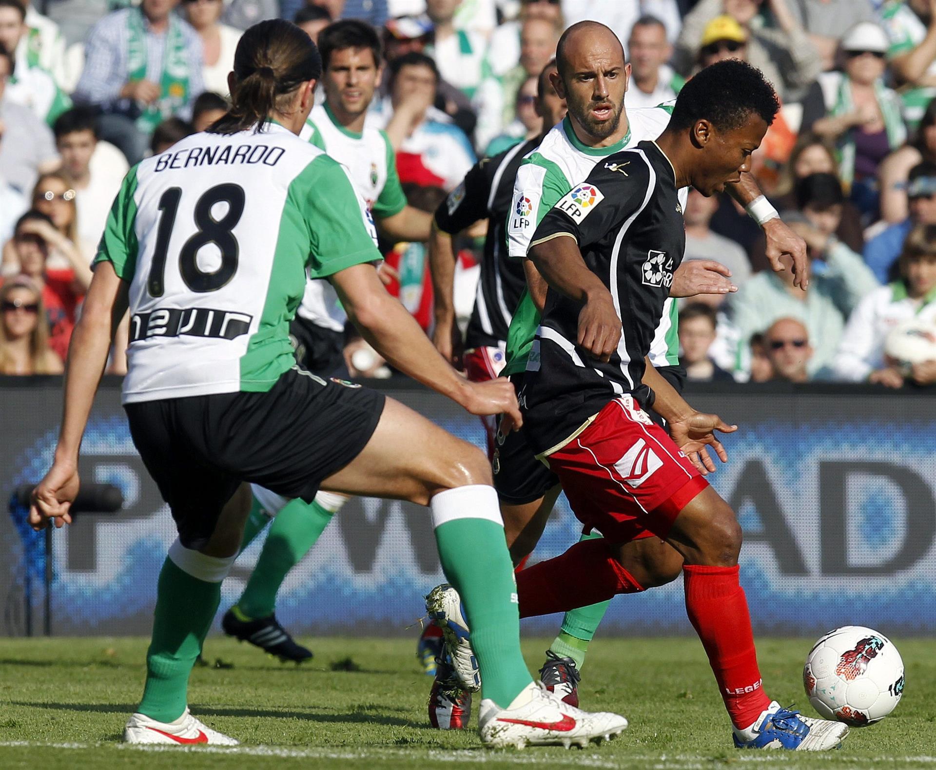 Una jugada de un partido entre el Granada y el Racing. EFE/Esteban Cobo/ARCHIVO