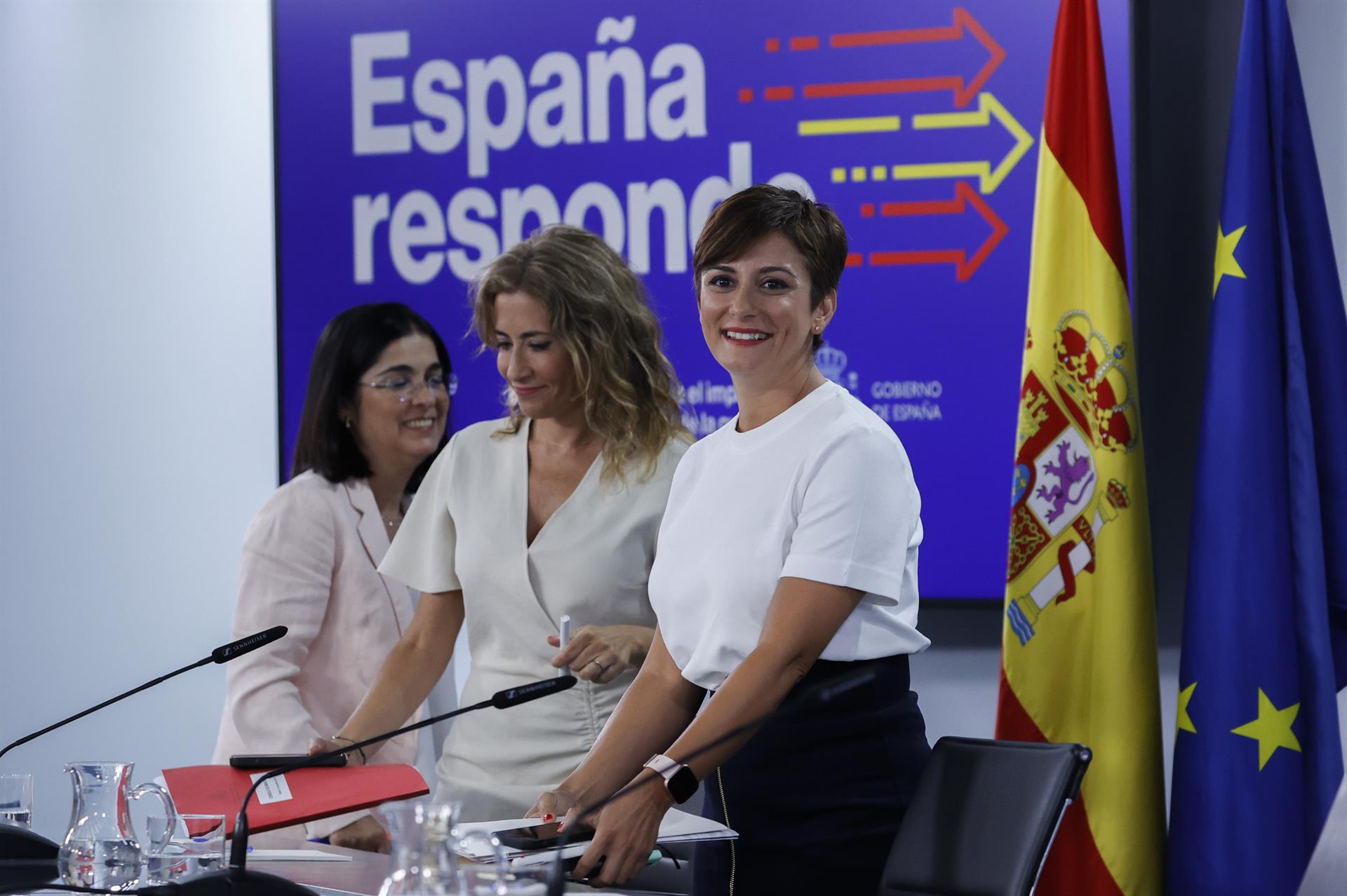 Las ministras de Transportes, Raquel Sánchez (c), Portavoz, Isabel Rodríguez (d) y Sanidad, Carolina Darias. EFE/ Juan Carlos Hidalgo