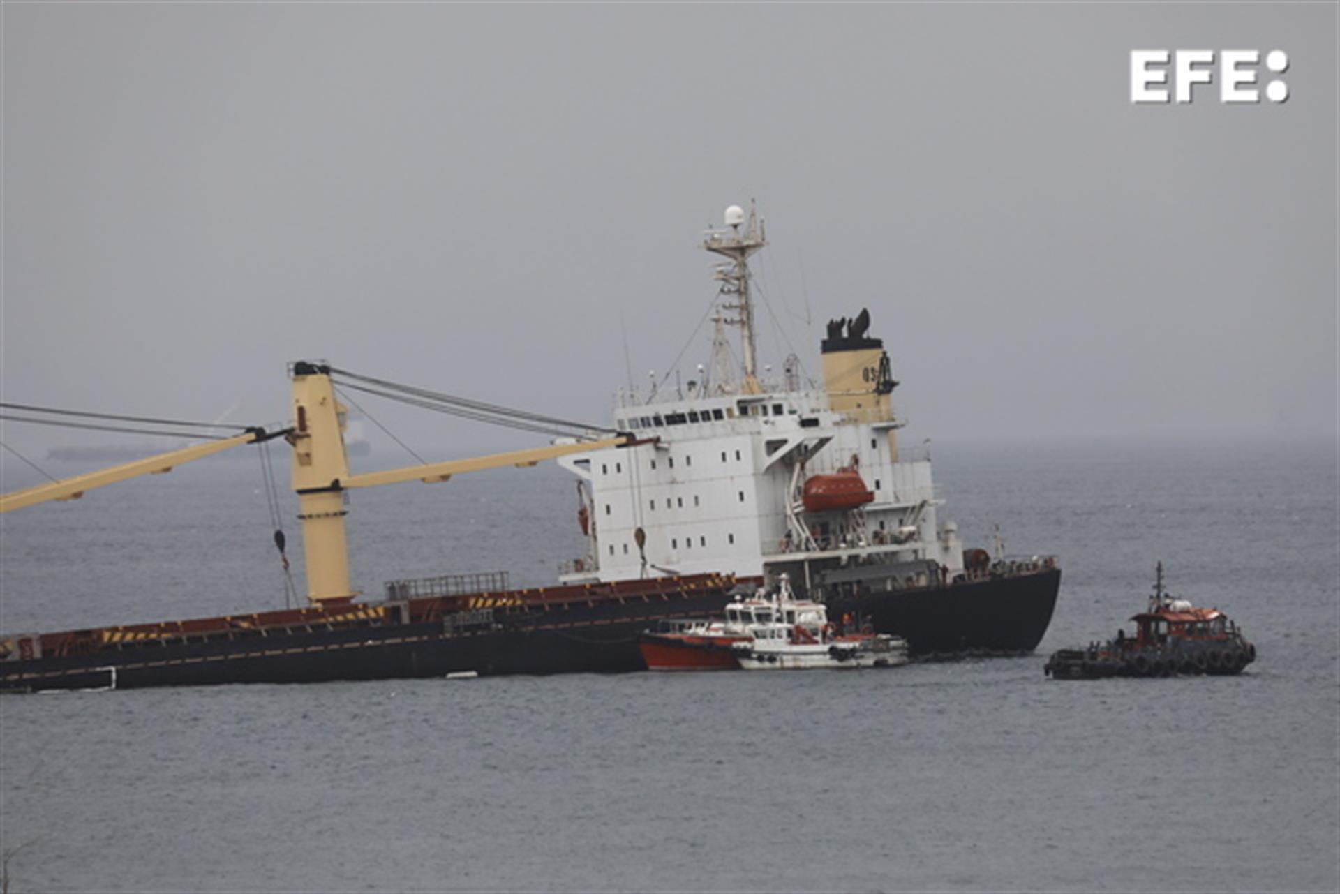 El buque granelero 0S 35, que ha colisionado con el buque gasero Adam LNG en la Bahía de Algeciras, fue guiado por las autoridades marítimas de Gibraltar hasta la cara este del Peñón, donde ha sido varado intencionadamente. EFE/Archivo