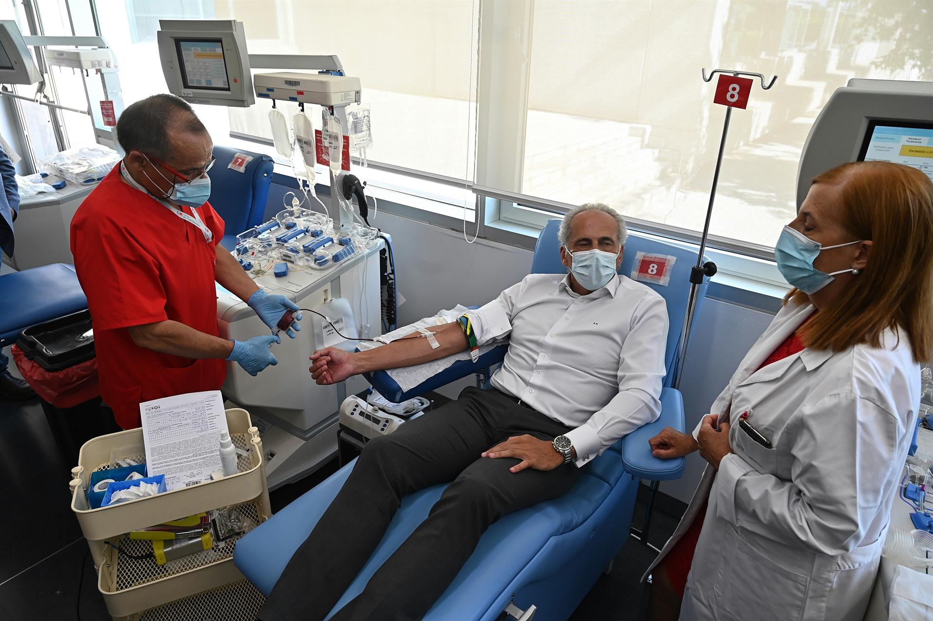 El consejero de Sanidad de la Comunidad de Madrid, Enrique Ruiz Escudero, dona sangre en el Centro de Transfusión regional, para hacer un llamamiento con el fin de incrementar las reservas en el último tramo del verano. EFE/ Fernando Villar