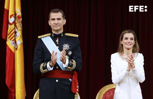 50 momentos clave en la vida de la Reina Letizia: Los Reyes Felipe VI y Letizia en las Cortes Generales .