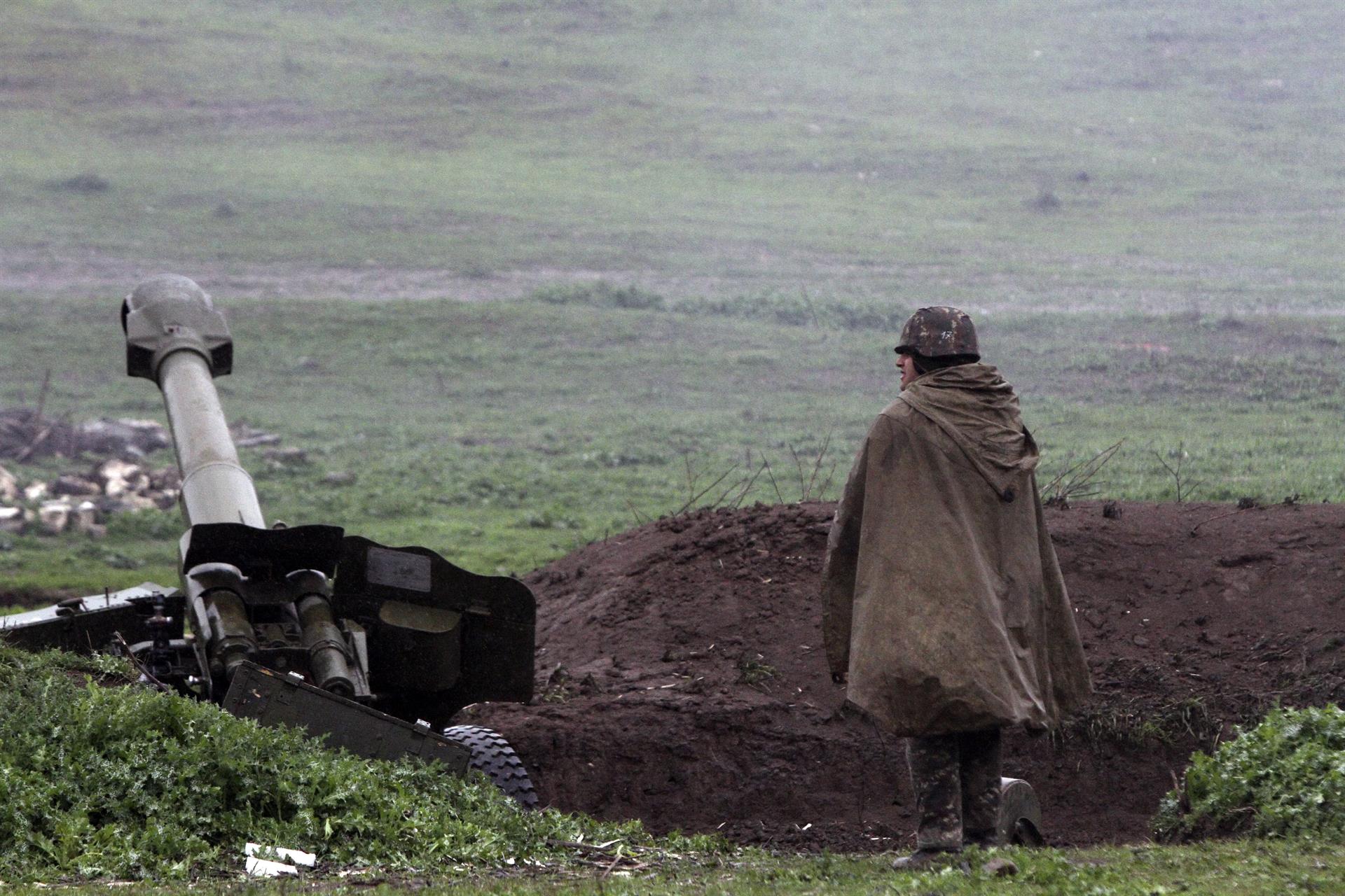 Un soldado armenio en la frontera con Azerbaiyán. Rusia trata de sofocar las tensiones en el espacio postsoviético.