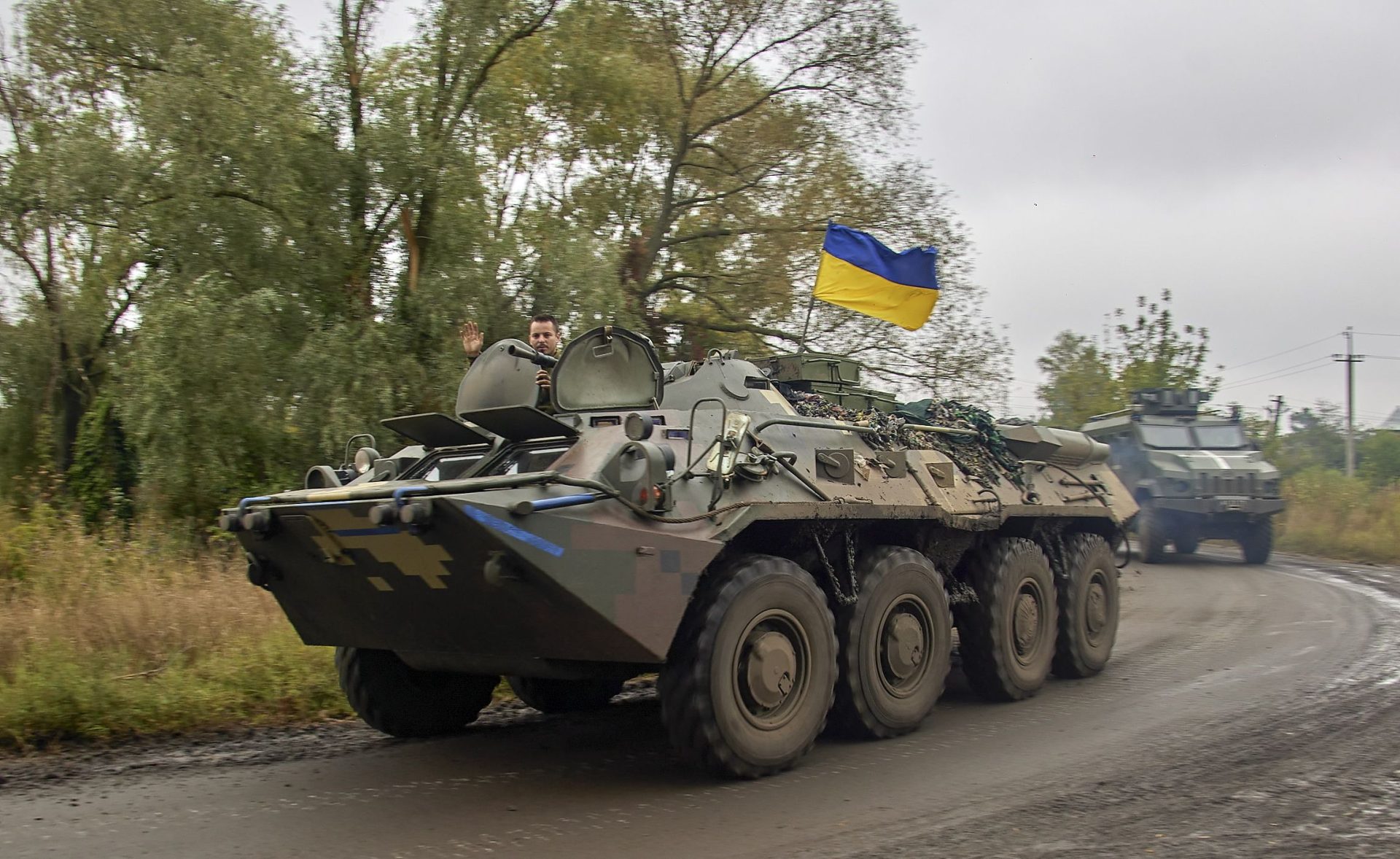 Tanques ucranianos con la bandera nacional del país.