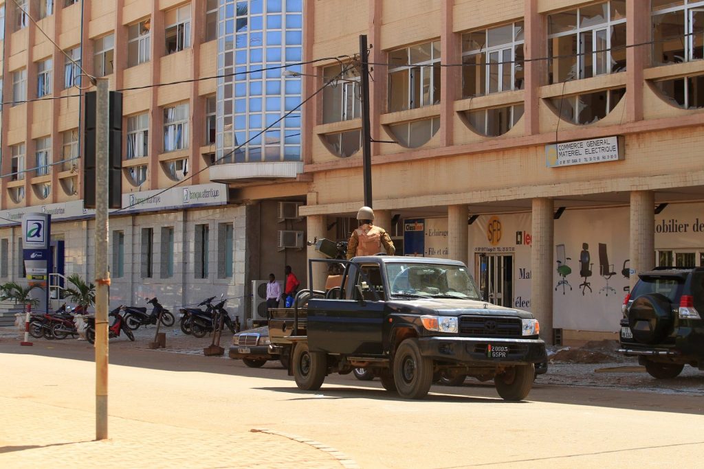 Fuerzas de seguridad patrullan por las calles de Uagadugú