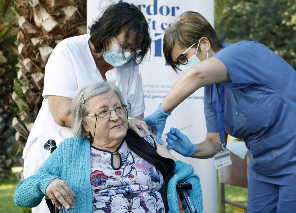 Una mujer se vacuna contra la covid