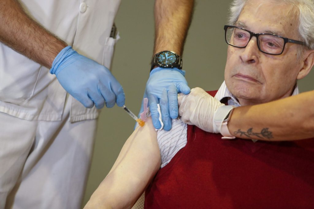 Un hombre se vacuna de la cuarta dosis contra la covid
