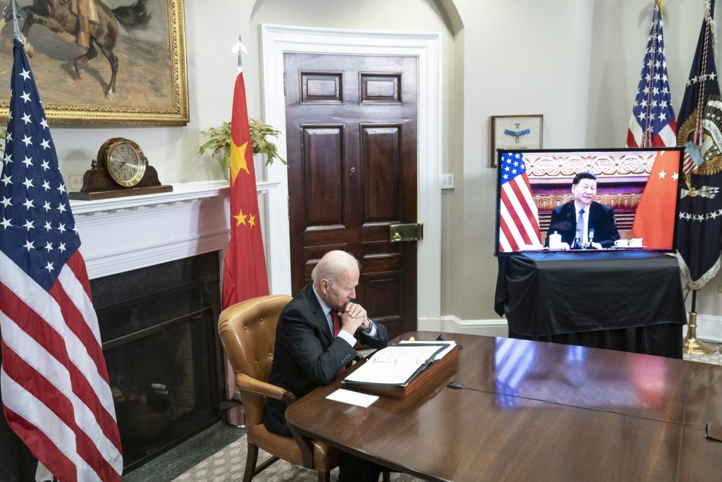 El presidente de los Estados Unidos, Joe Biden, escucha durante una cumbre virtual con el presidente chino, Xi Jinping, en la Sala Roosevelt de la Casa Blanca en Washington DC, EE. UU., 15 de noviembre de 2021. 