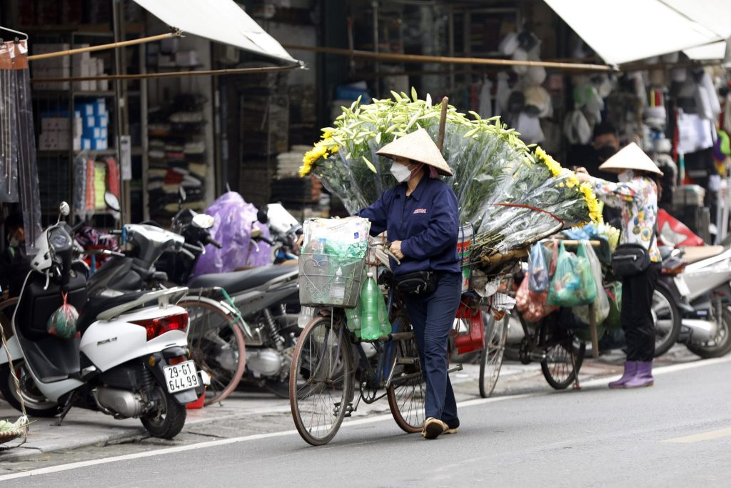 Una calle comercial en Hanoi, Vietnam.
