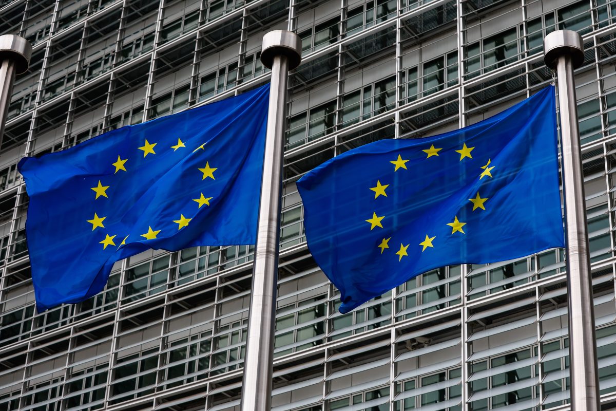 Dos banderas de la UE ondean ante la sede de la Comisión Europea en Bruselas