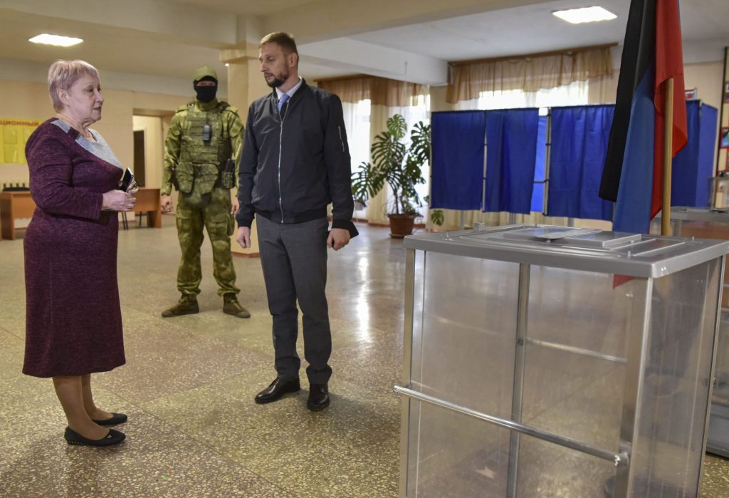 El presidente de la Comisión Electoral Central de la autoproclamada República Popular de Donetsk, Vladimir Vysotsky (R), revisa un colegio electoral durante los preparativos para un referéndum para unirse a la Federación Rusa en Donetsk, Ucrania. 