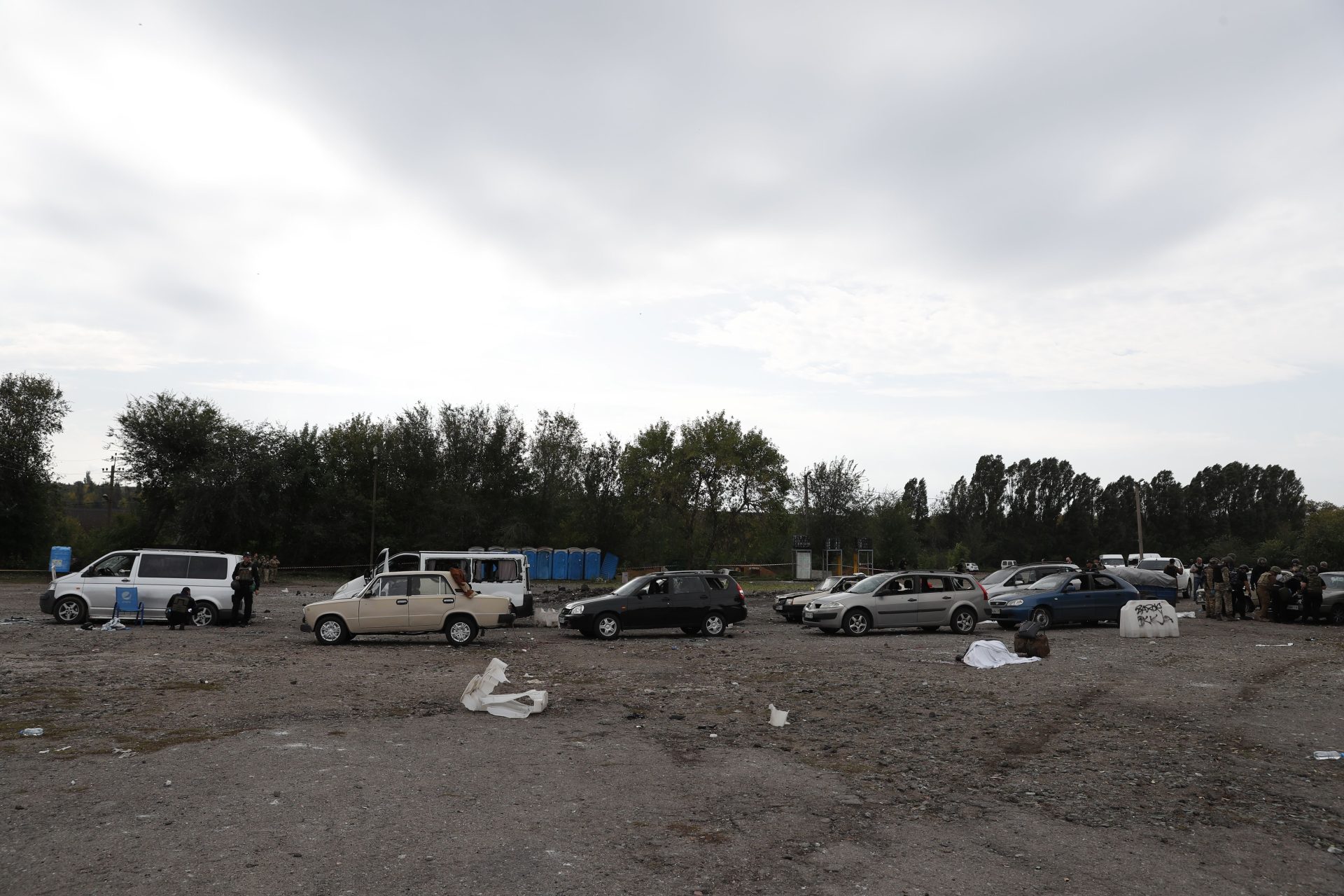 Vista del lugar de Zaporiyia, Ucrania, en el que un convoy de civiles fue alcanzado por misiles rusos este viernes.