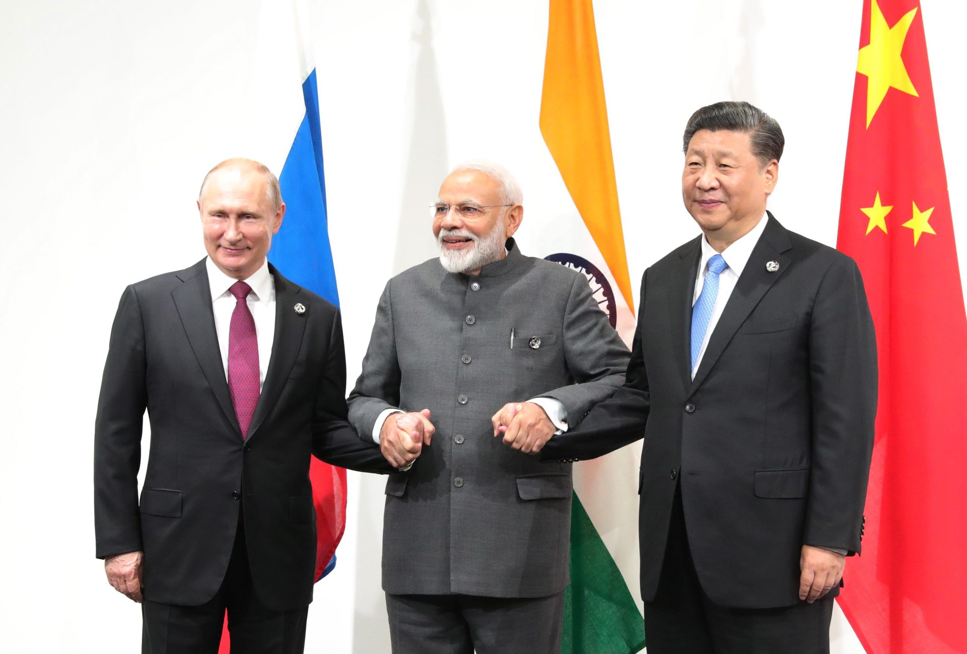El presidente ruso Vladimir Putin (i), el primer ministro indio Narendra Modi (c) y el presidente chino Xi Jinping (d) posan durante una reunión trilateral celebrada en el marco de la cumbre del G20 en Osaka, Japón.