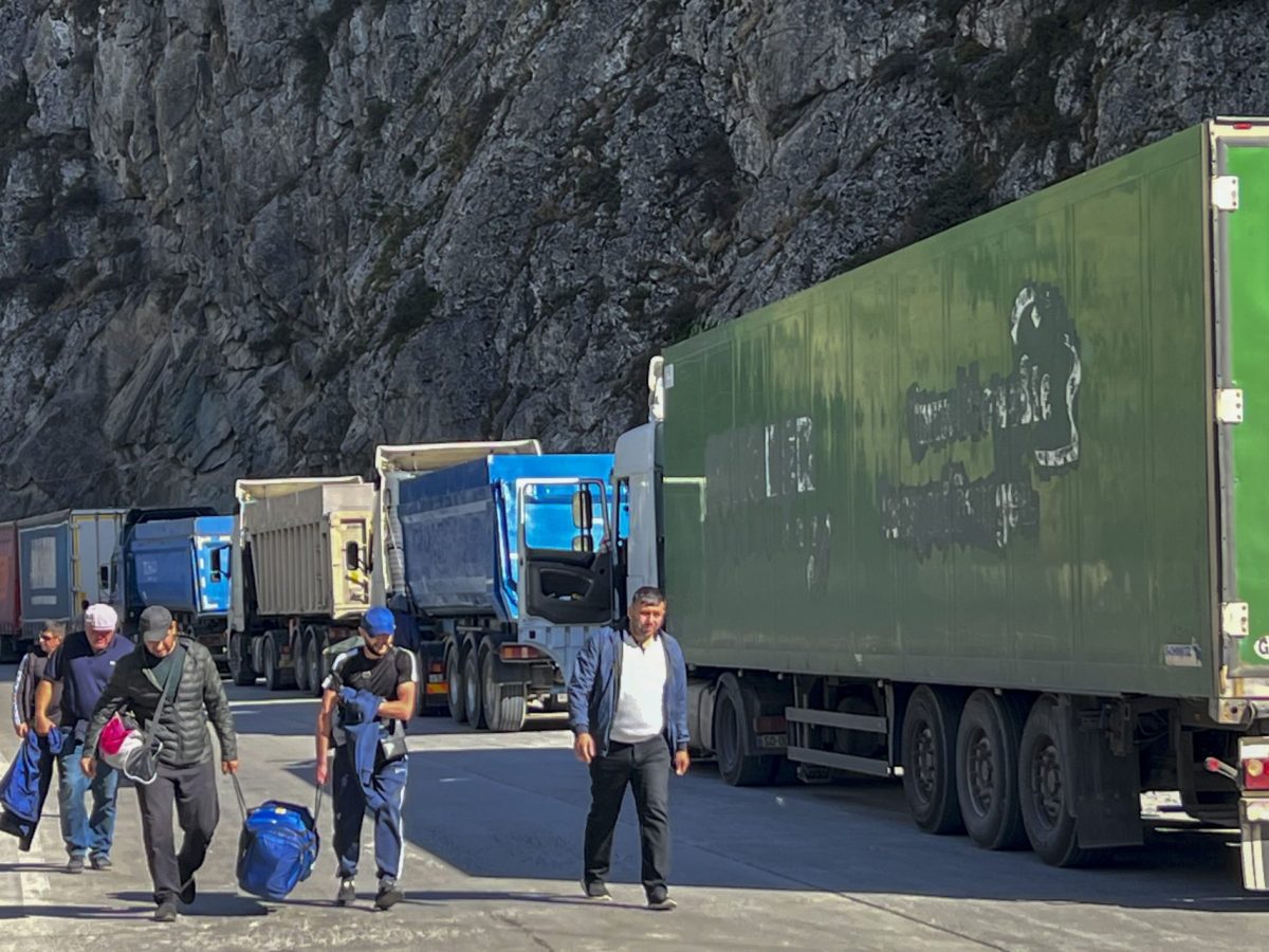 Los rusos evaden la movilización parcial cruzando por el puesto fronterizo de Kazbegui