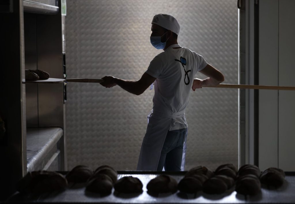Un trabajador de una panadería en A Coruña