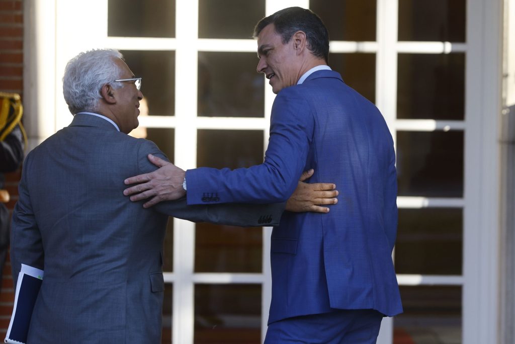 El presidente del Gobierno, Pedro Sánchez, y el primer ministro de Portugal, António Costa,