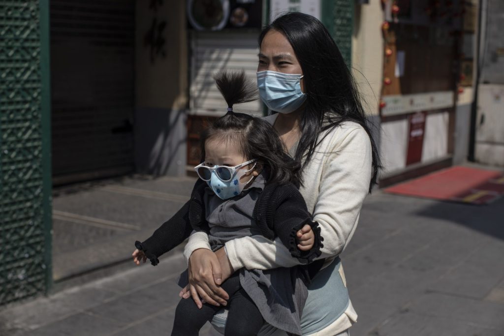 Una madre con su hija pasea por Pekín