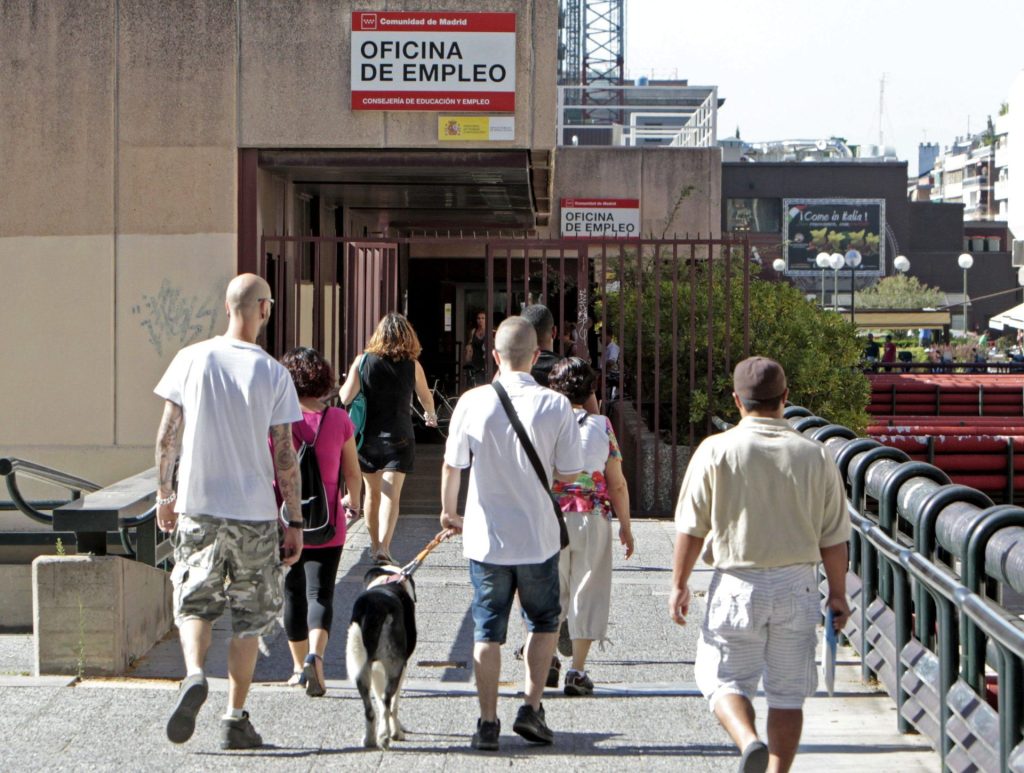 Varias personas se dirigen hacia la oficina de empleo de Azca en Madrid.