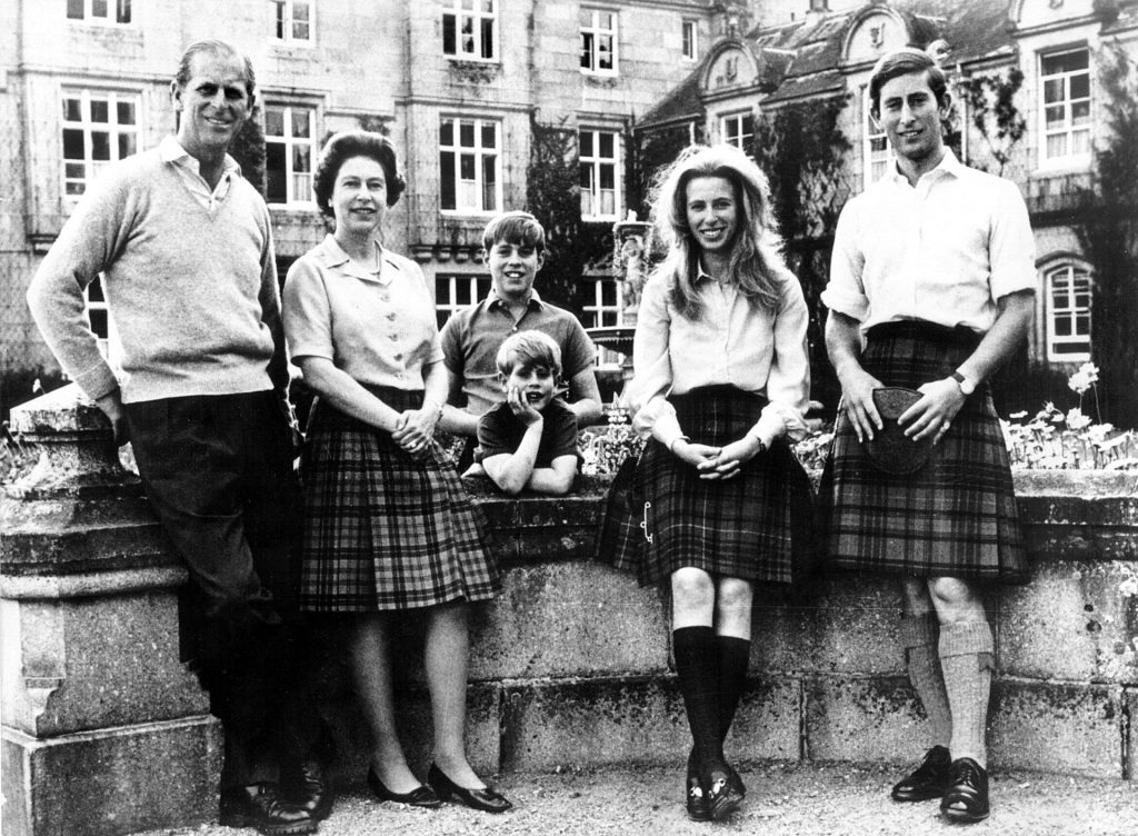 La reina Isabel y su esposo, el duque de Edimburgo, con sus hijos en unas vacaciones en Balmoral