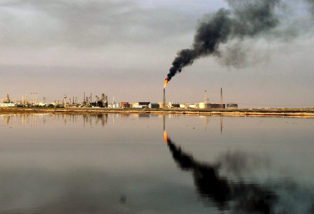 Una refinería cerca de Umm Quasar en Basora, Irak.
