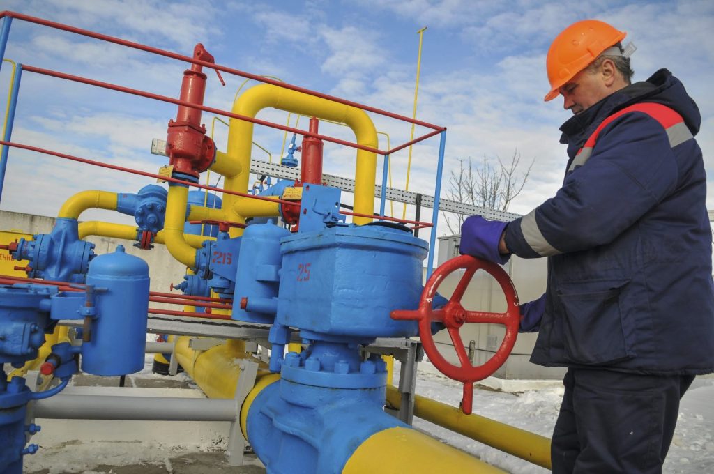 Un trabajador en  una refinería de gas en Ucrania