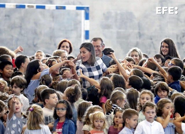 50 momentos clave en la vida de la Reina Letizia: visita al colegio público Baudilio Arce de Oviedo.