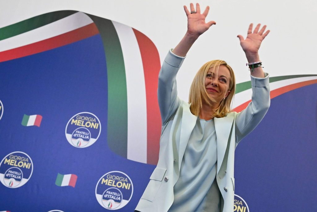 Giorgia Meloni saluda a sus seguidores en la sede de los Hermanos de Italia (Fratelli d'Italia) en Roma, tras conocer los resultados electorales que le han dado la victoria.