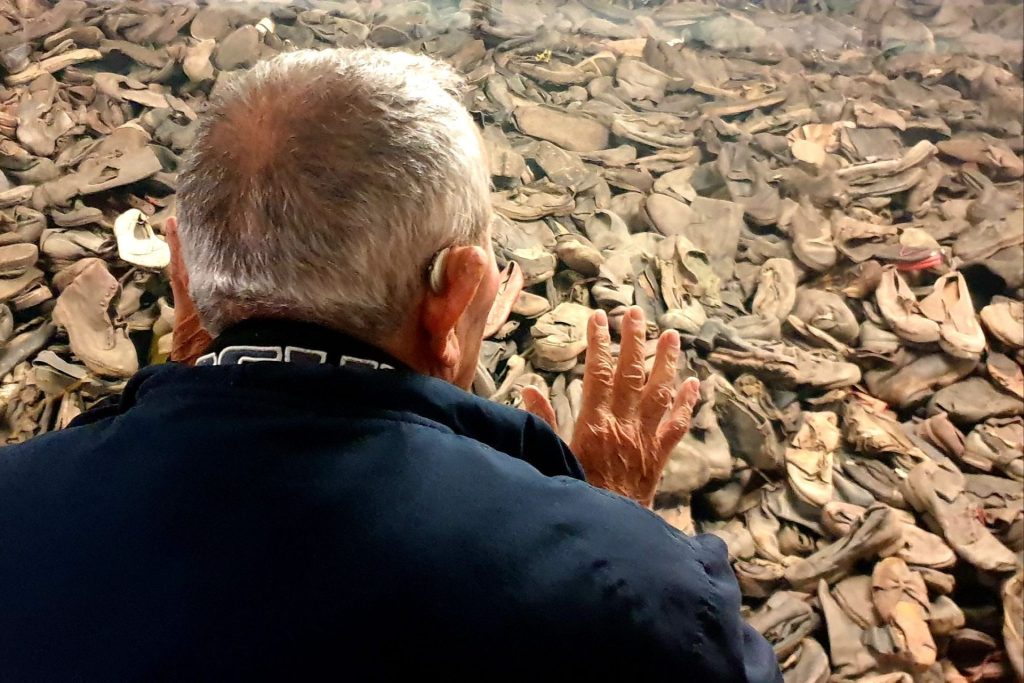 superviviente de Auschwitz, observa la galería acristalada del museo
