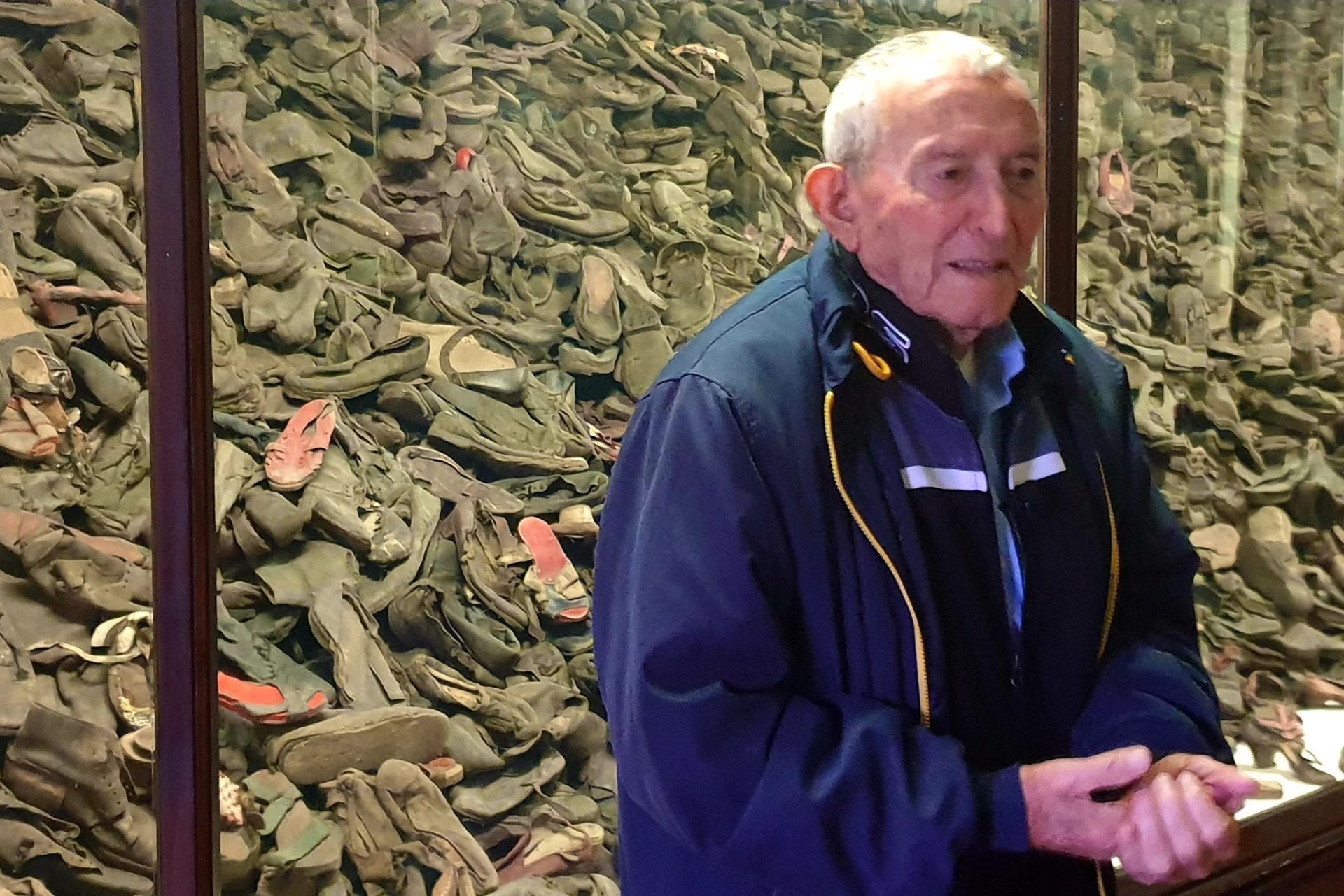 superviviente de Auschwitz, observa la galería acristalada del museo de Auschwitz donde hay una montaña de zapatos que pertenecieron a las víctimas del campoque van a ser conservados en el museo.